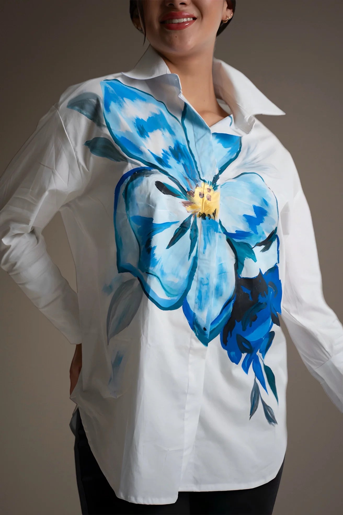 Camisa Oxford con diseño Flor Azul de color Blanco elaborado en 100% ALGODÓN de la marca ALISSA