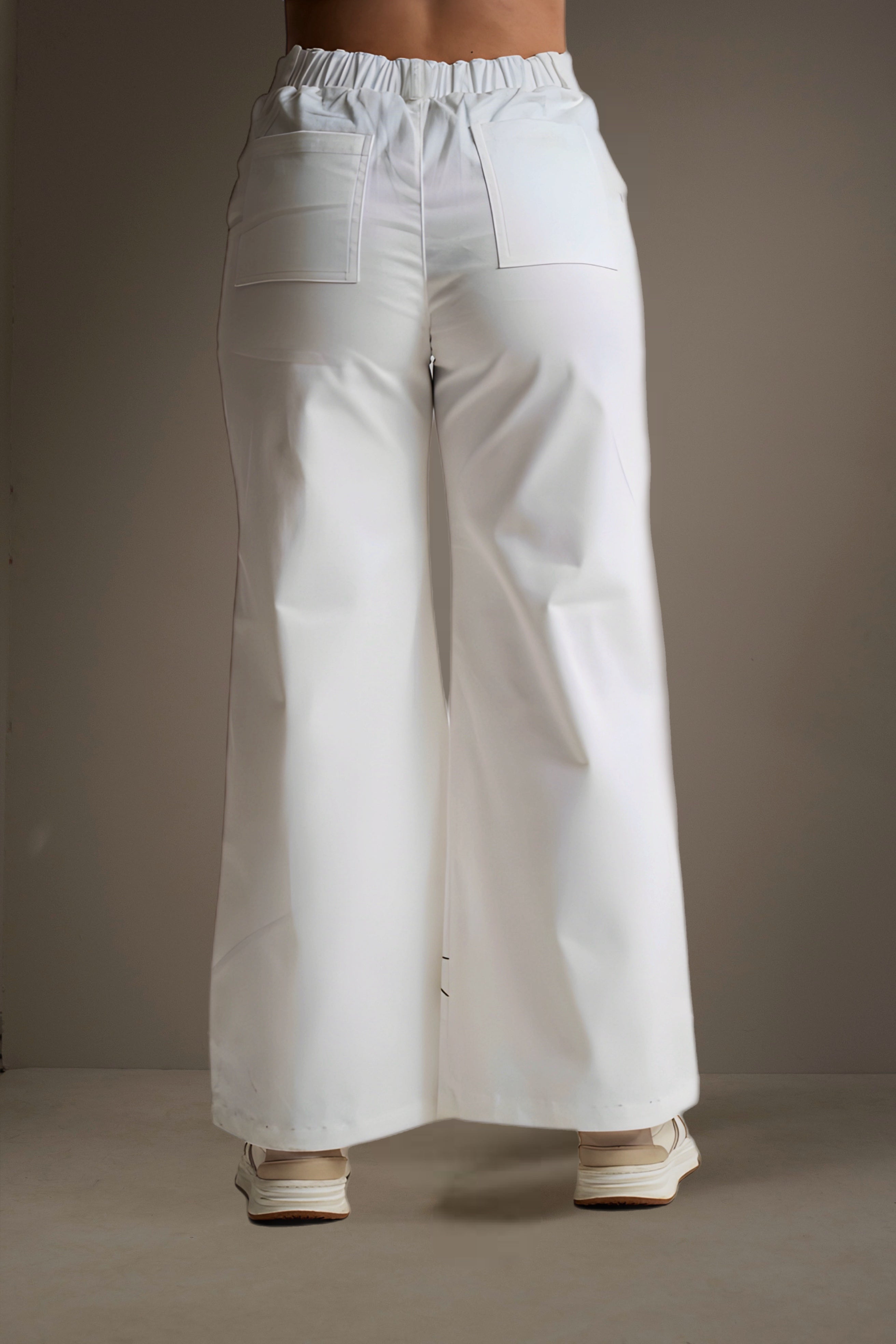 Pantalón con diseño Flores Rojas de color Blanco elaborado en 95 % ALGODÓN - 5 % ELASTANO/LICRA/SPANDEX de la marca ALISSA