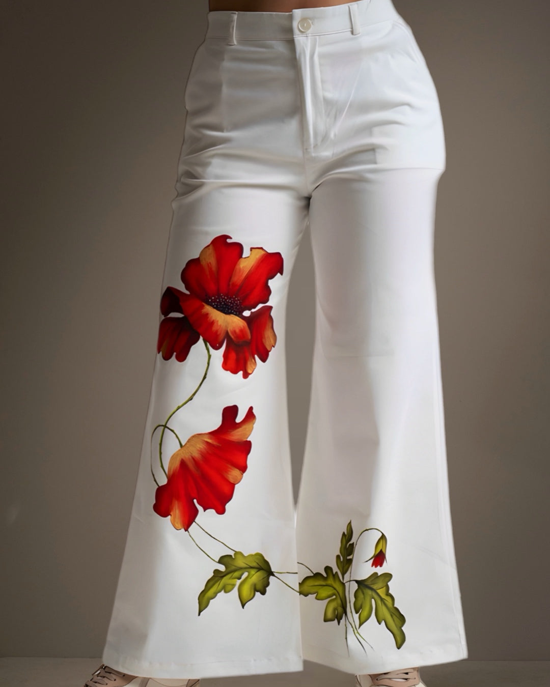 Pantalón con diseño Flores Rojas elaborado en 95 % ALGODÓN - 5 % ELASTANO/LICRA/SPANDEX de la marca ALISSA