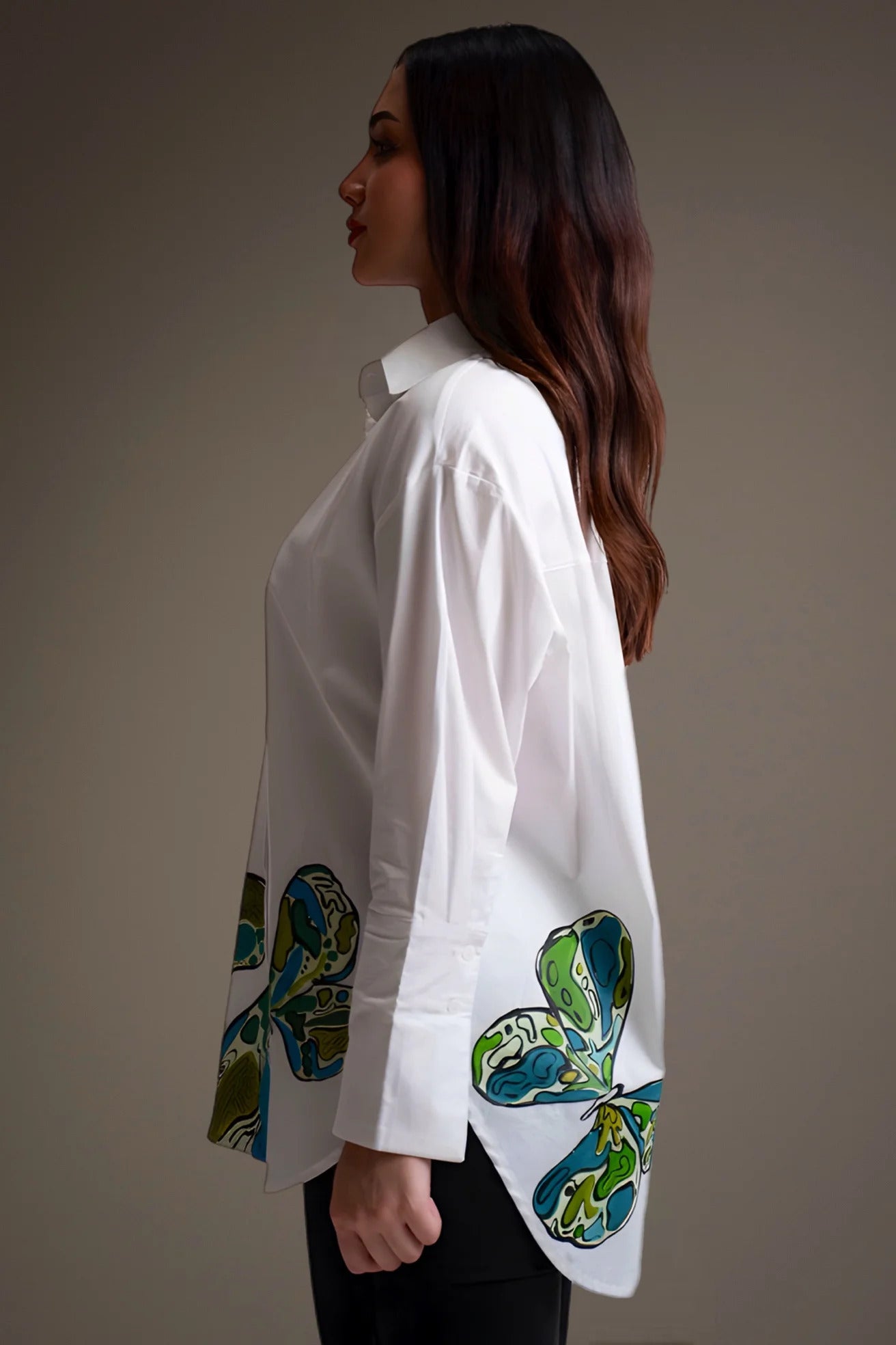 Camisa Oxford con diseño Verdes Mariposa de color Blanco elaborado en 100% ALGODÓN de la marca ALISSA