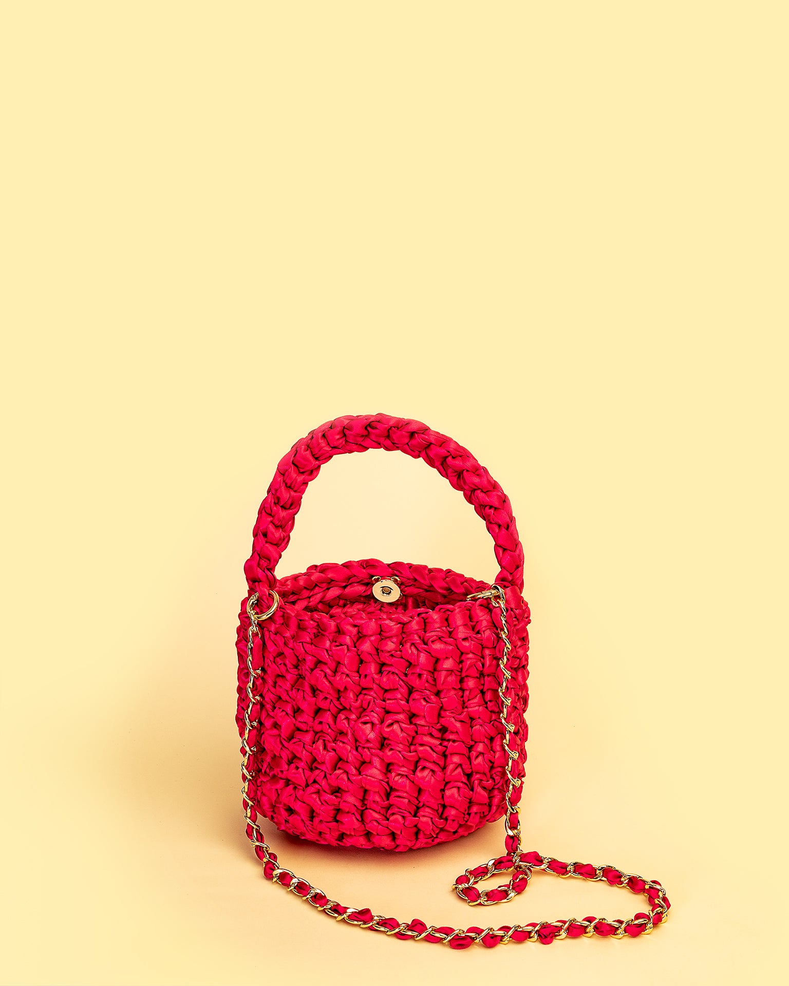 Bolso tejido con acabado - de color Fucsia elaborado en Cinta poliéster y acrílico de la marca LOLILU