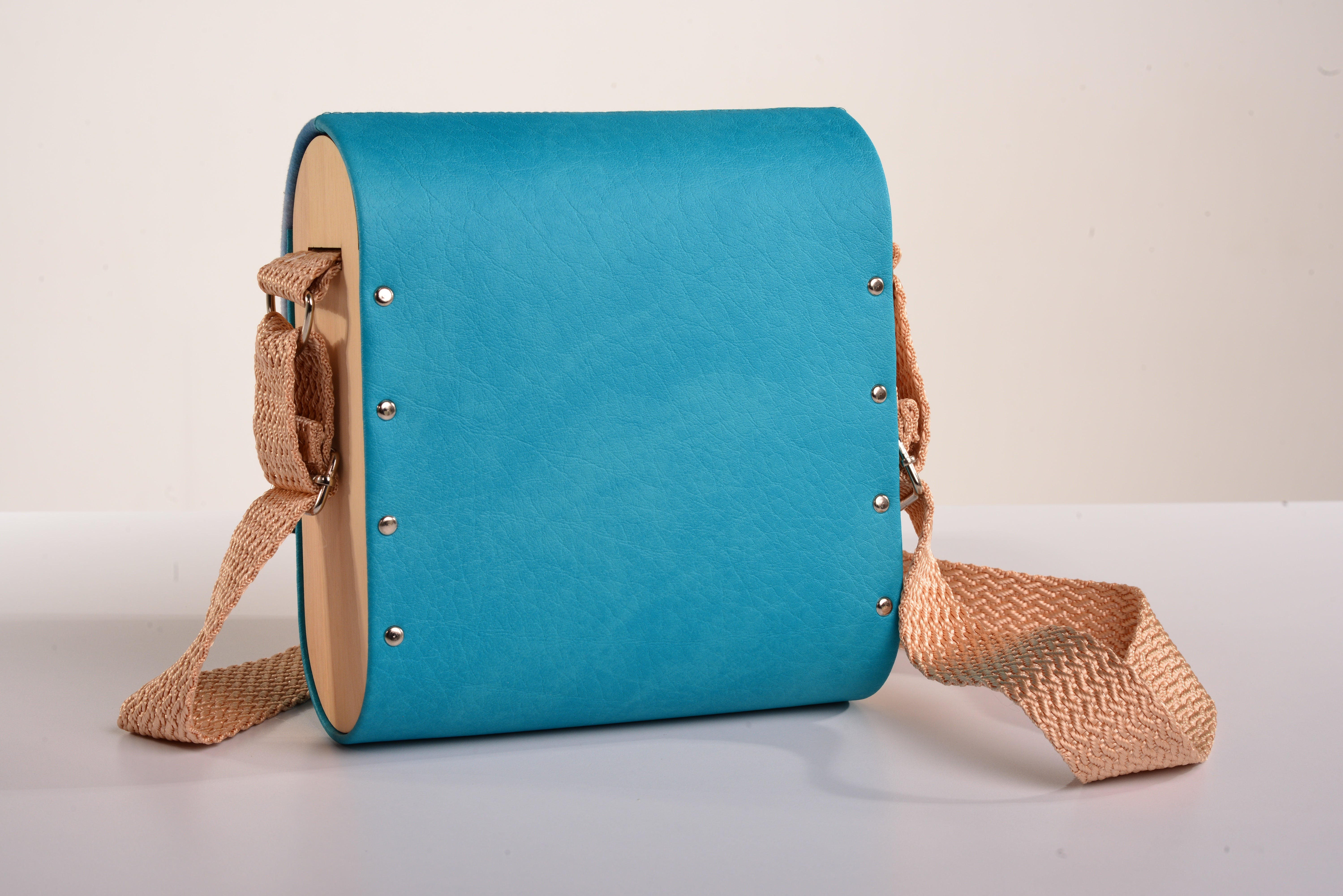 Bolso Colibris con acabado Hecho a mano de color Celeste cuerpo, solapa estampada elaborado en Madera recuperada (pino), telas y cuerinas de la marca MODA MADERA