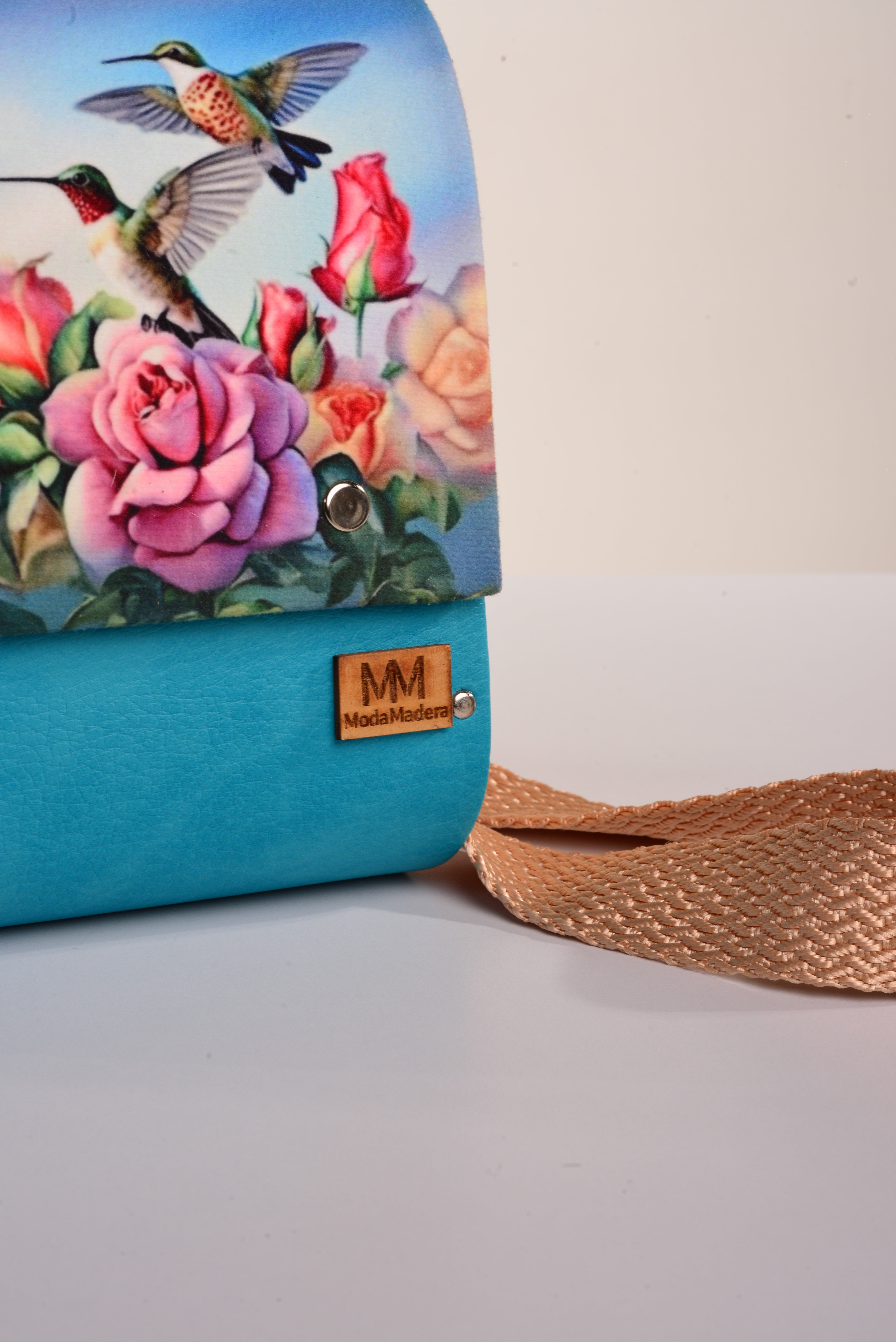 Bolso Colibris con acabado Hecho a mano de color Celeste cuerpo, solapa estampada elaborado en Madera recuperada (pino), telas y cuerinas de la marca MODA MADERA