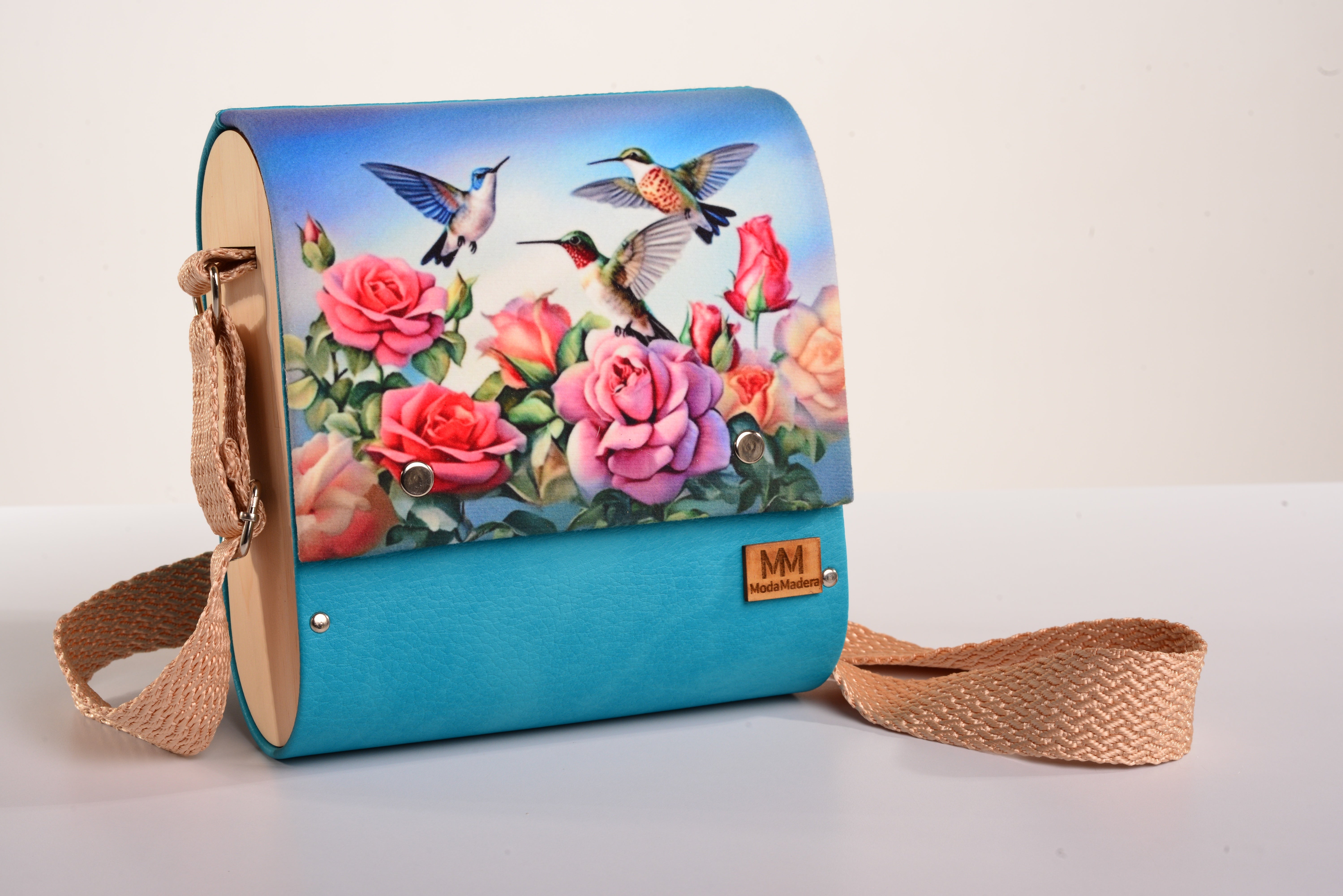 Bolso Colibris con acabado Hecho a mano de color Celeste cuerpo, solapa estampada elaborado en Madera recuperada (pino), telas y cuerinas de la marca MODA MADERA