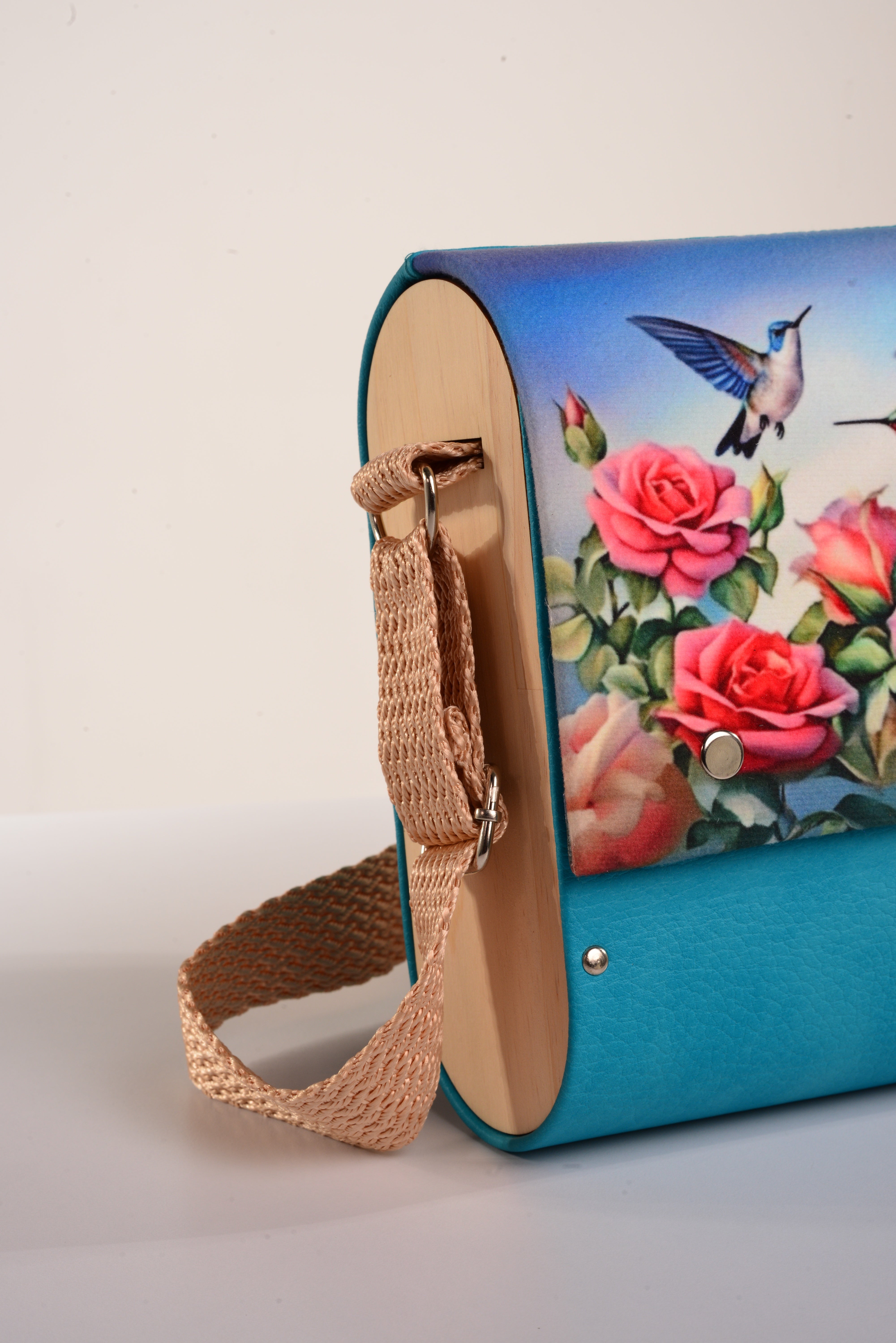 Bolso Colibris con acabado Hecho a mano de color Celeste cuerpo, solapa estampada elaborado en Madera recuperada (pino), telas y cuerinas de la marca MODA MADERA
