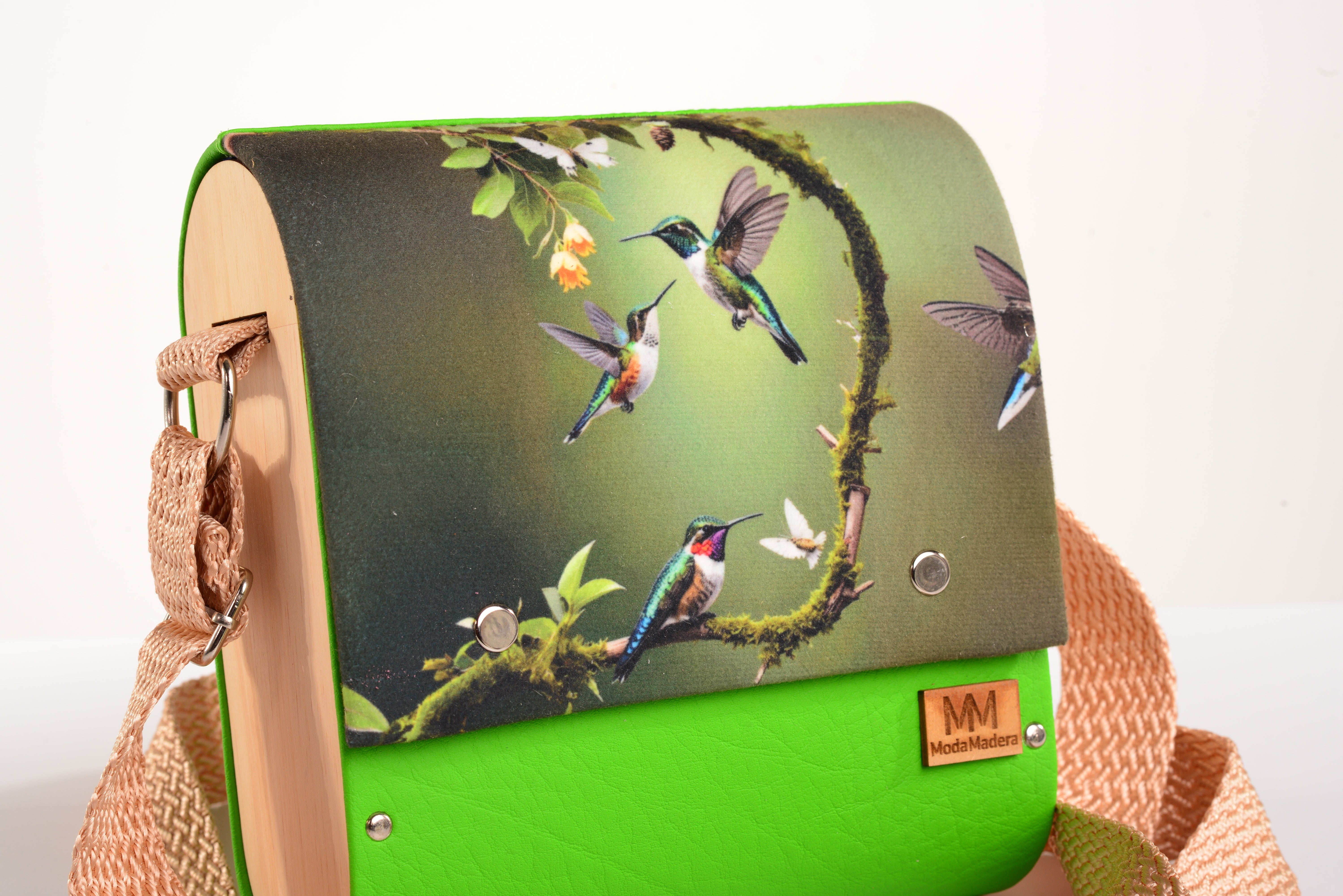 Bolso Colibris Revoloteando con acabado Hecho a mano de color Verde cuerpo, solapa estampada elaborado en Madera recuperada (pino), telas y cuerinas de la marca MODA MADERA
