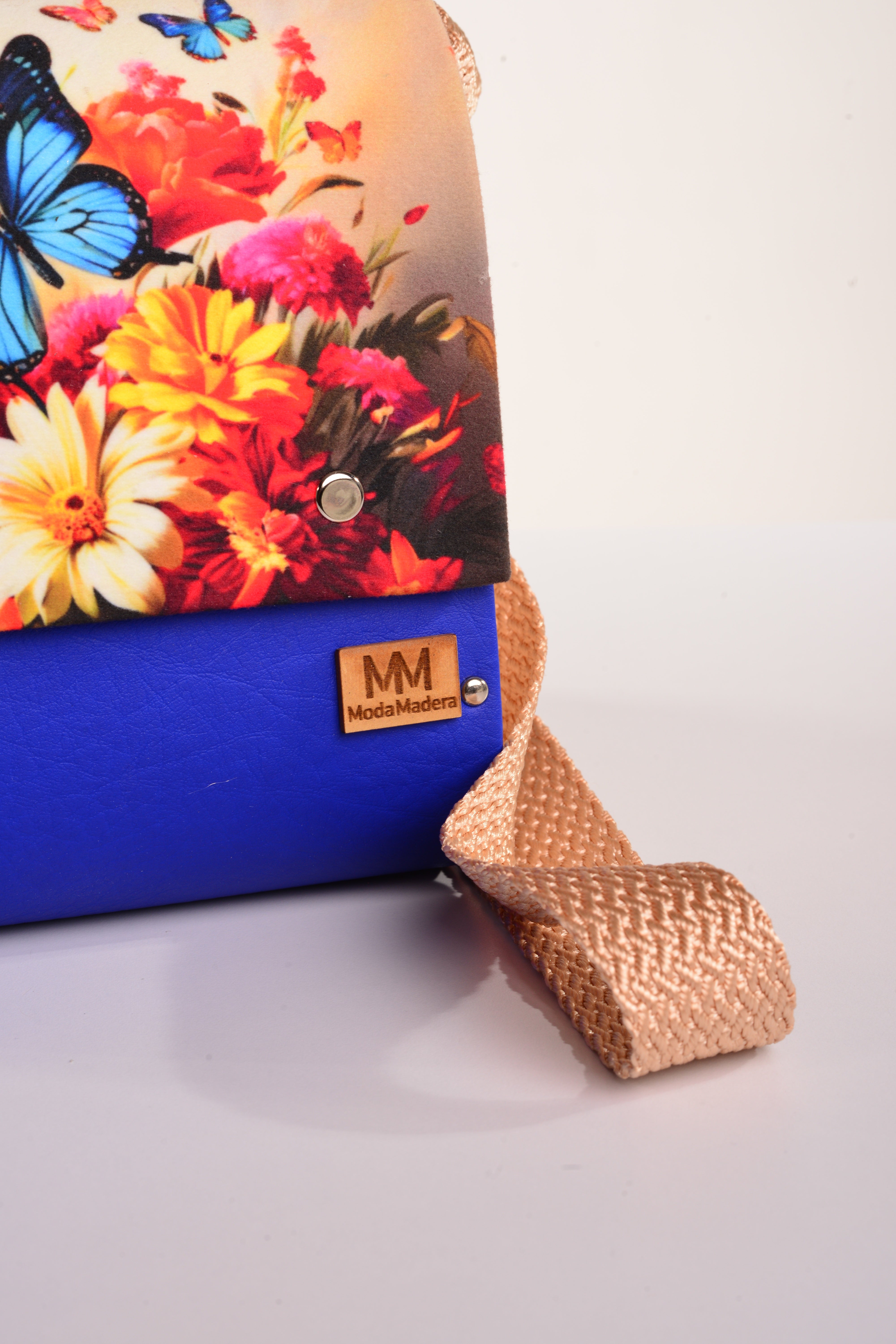 Bolso Mariposas Flores con acabado Hecho a mano de color Azul cuerpo, solapa estampada elaborado en Madera recuperada (pino), telas y cuerinas de la marca MODA MADERA