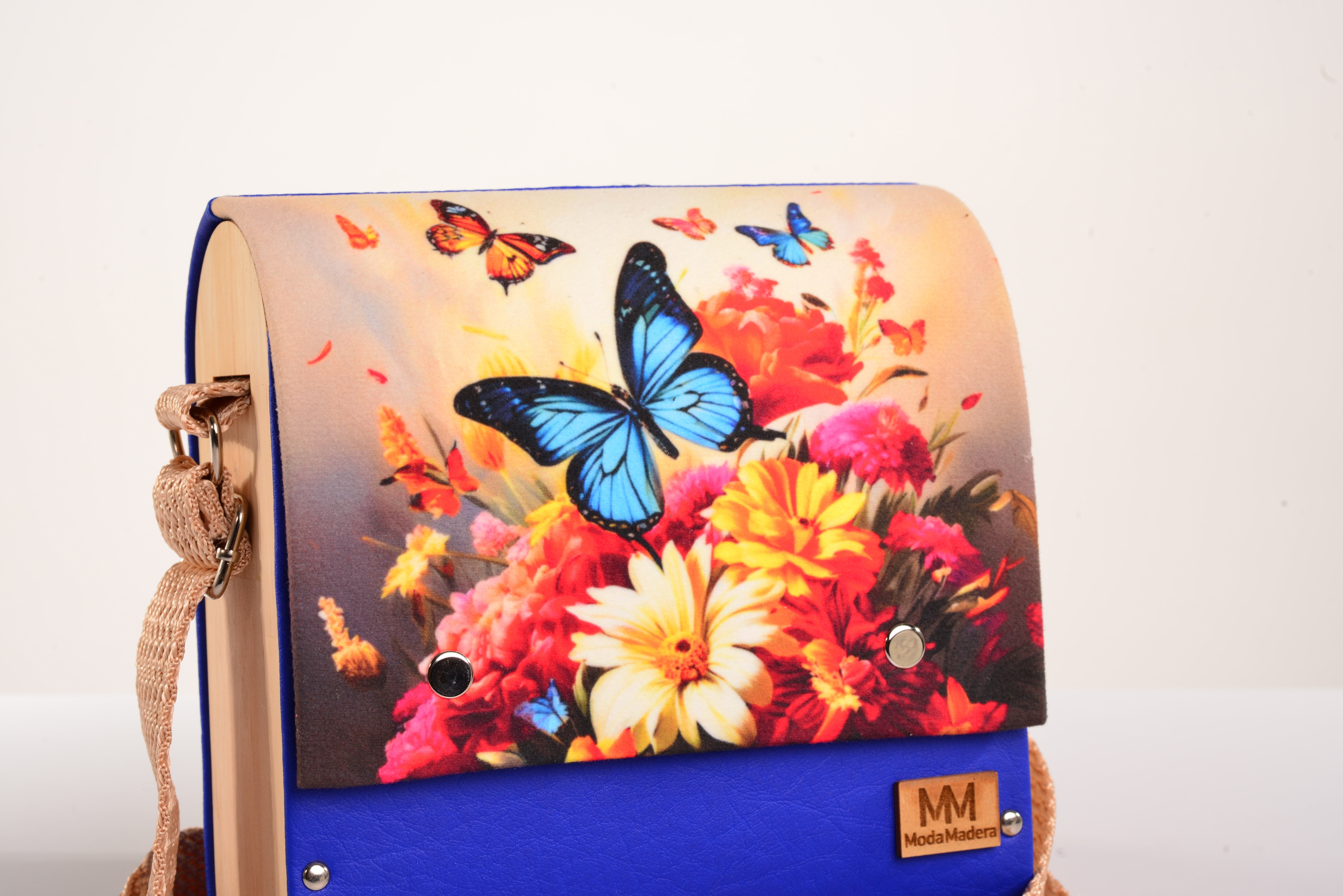 Bolso Mariposas Flores con acabado Hecho a mano de color Azul cuerpo, solapa estampada elaborado en Madera recuperada (pino), telas y cuerinas de la marca MODA MADERA