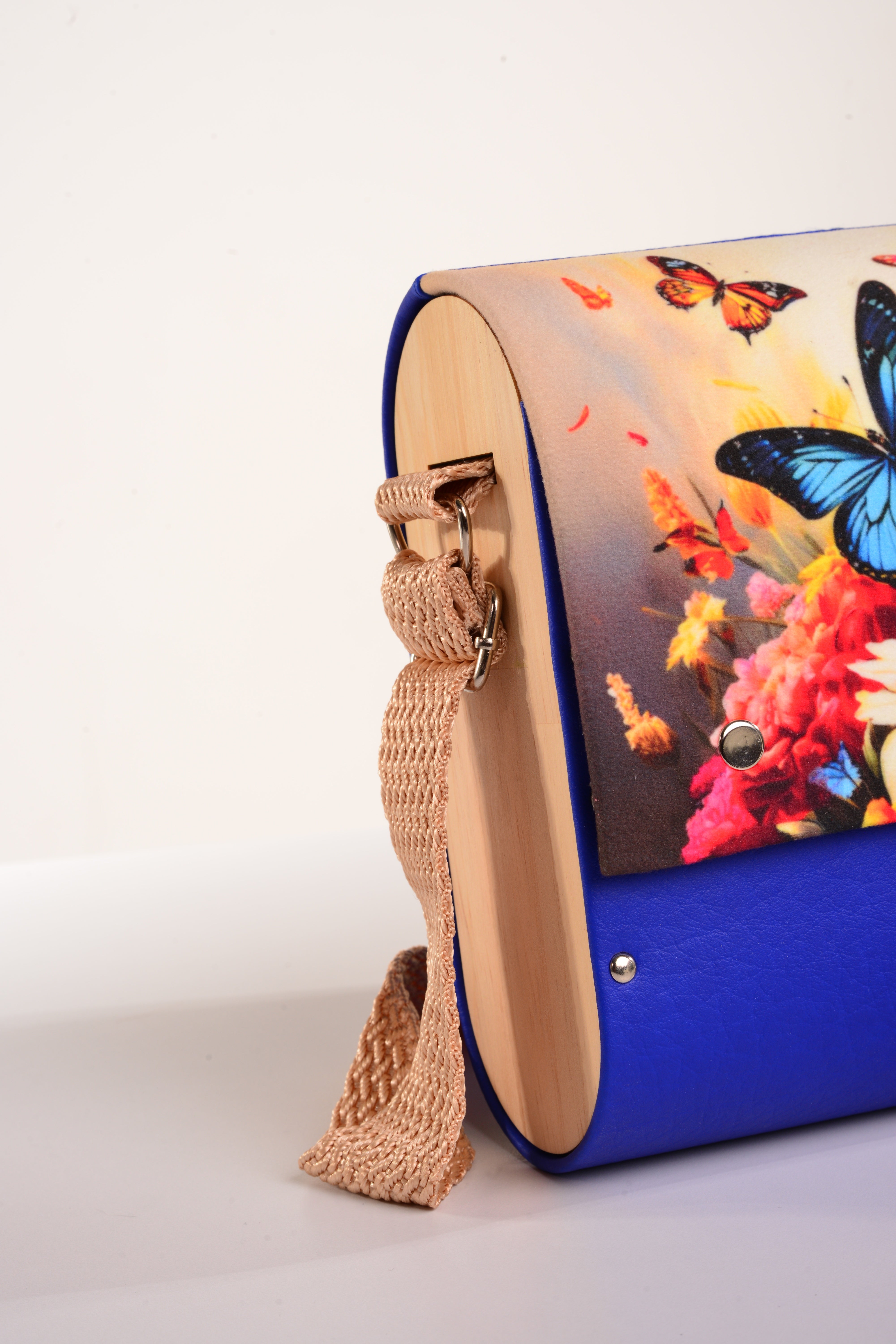 Bolso Mariposas Flores con acabado Hecho a mano de color Azul cuerpo, solapa estampada elaborado en Madera recuperada (pino), telas y cuerinas de la marca MODA MADERA
