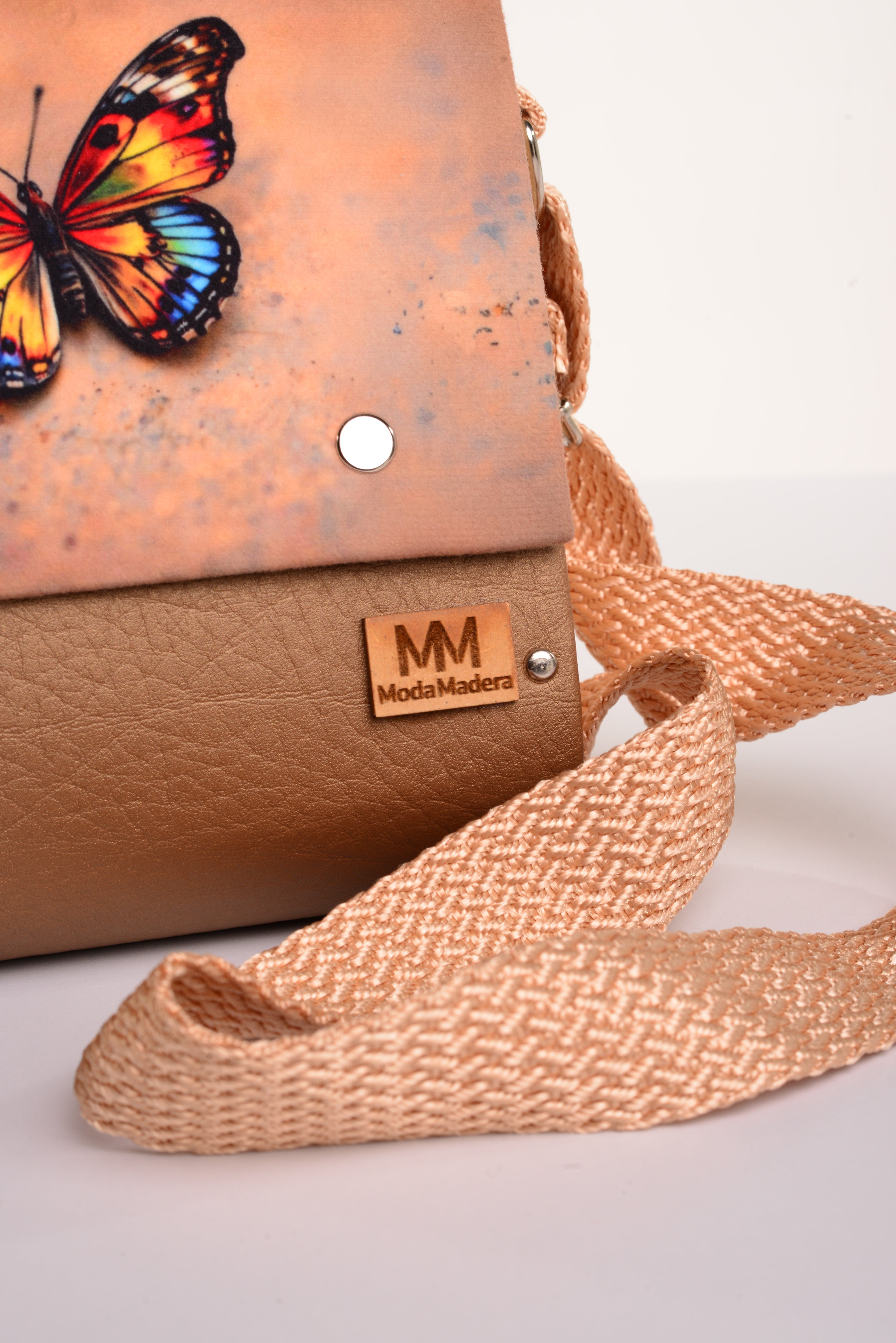 Bolso Mariposa Posada con acabado Hecho a mano de color Café cuerpo, solapa estampada elaborado en Madera recuperada (pino), telas y cuerinas de la marca MODA MADERA