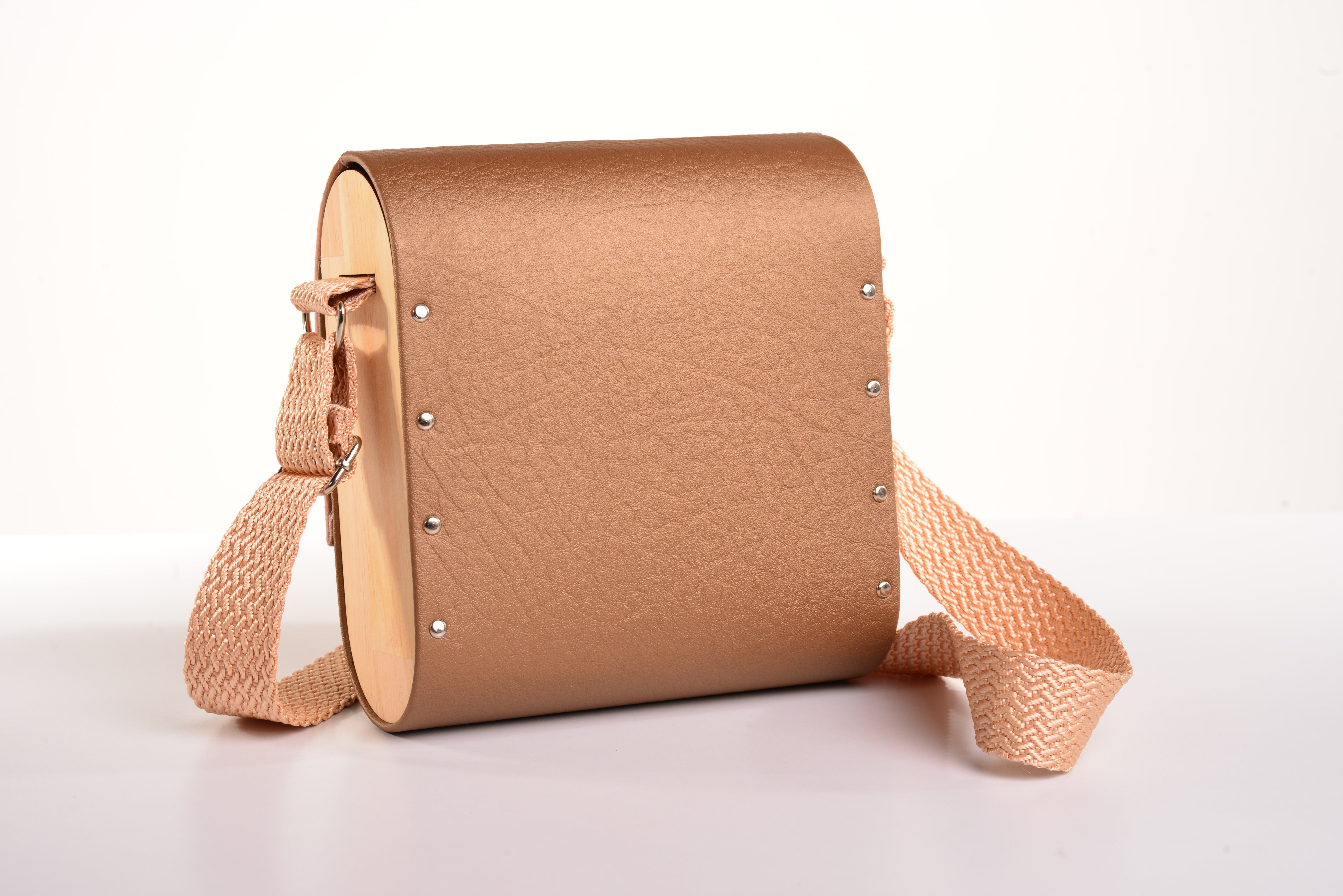 Bolso Mariposa Posada con acabado Hecho a mano de color Café cuerpo, solapa estampada elaborado en Madera recuperada (pino), telas y cuerinas de la marca MODA MADERA
