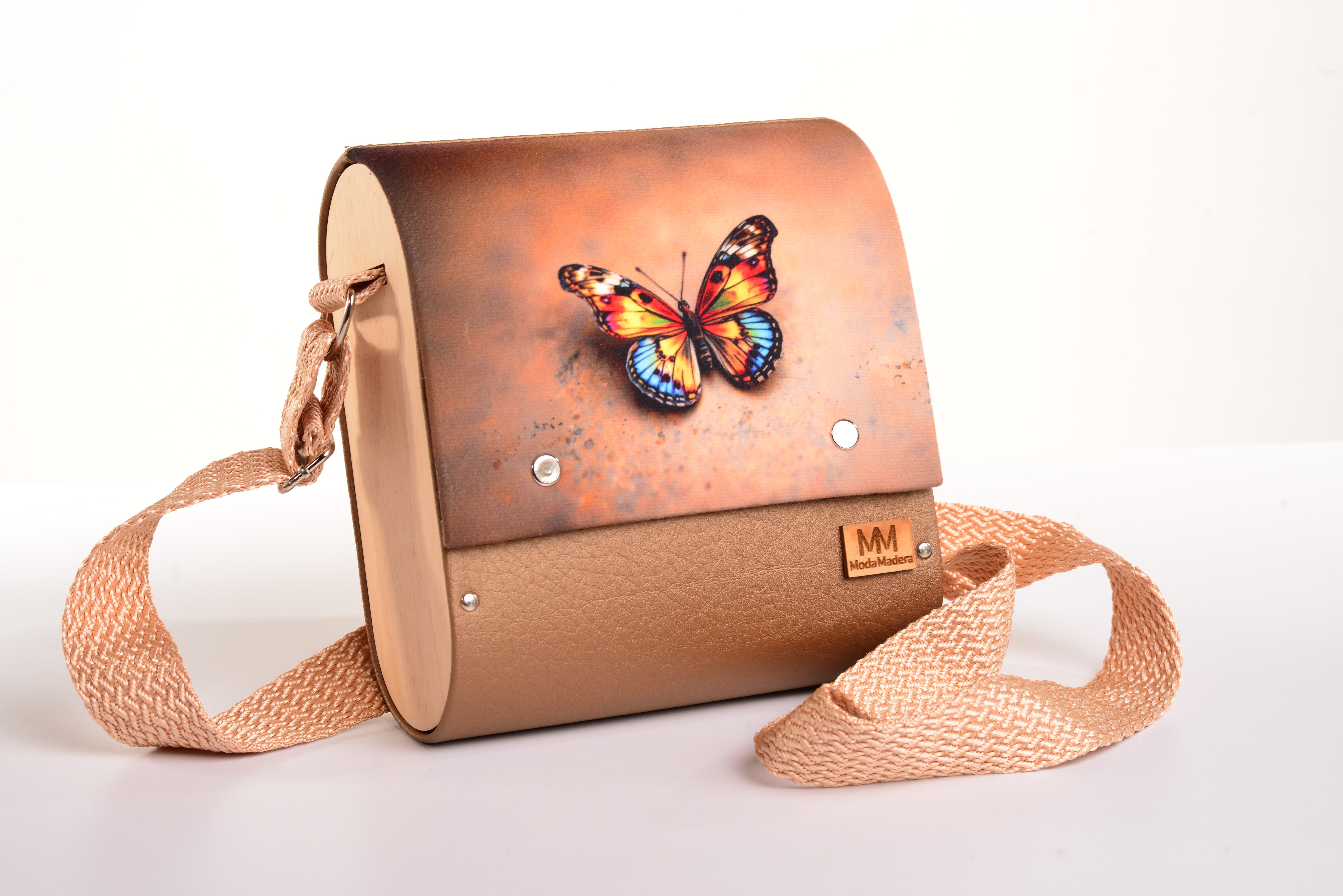 Bolso Mariposa Posada con acabado Hecho a mano de color Café cuerpo, solapa estampada elaborado en Madera recuperada (pino), telas y cuerinas de la marca MODA MADERA