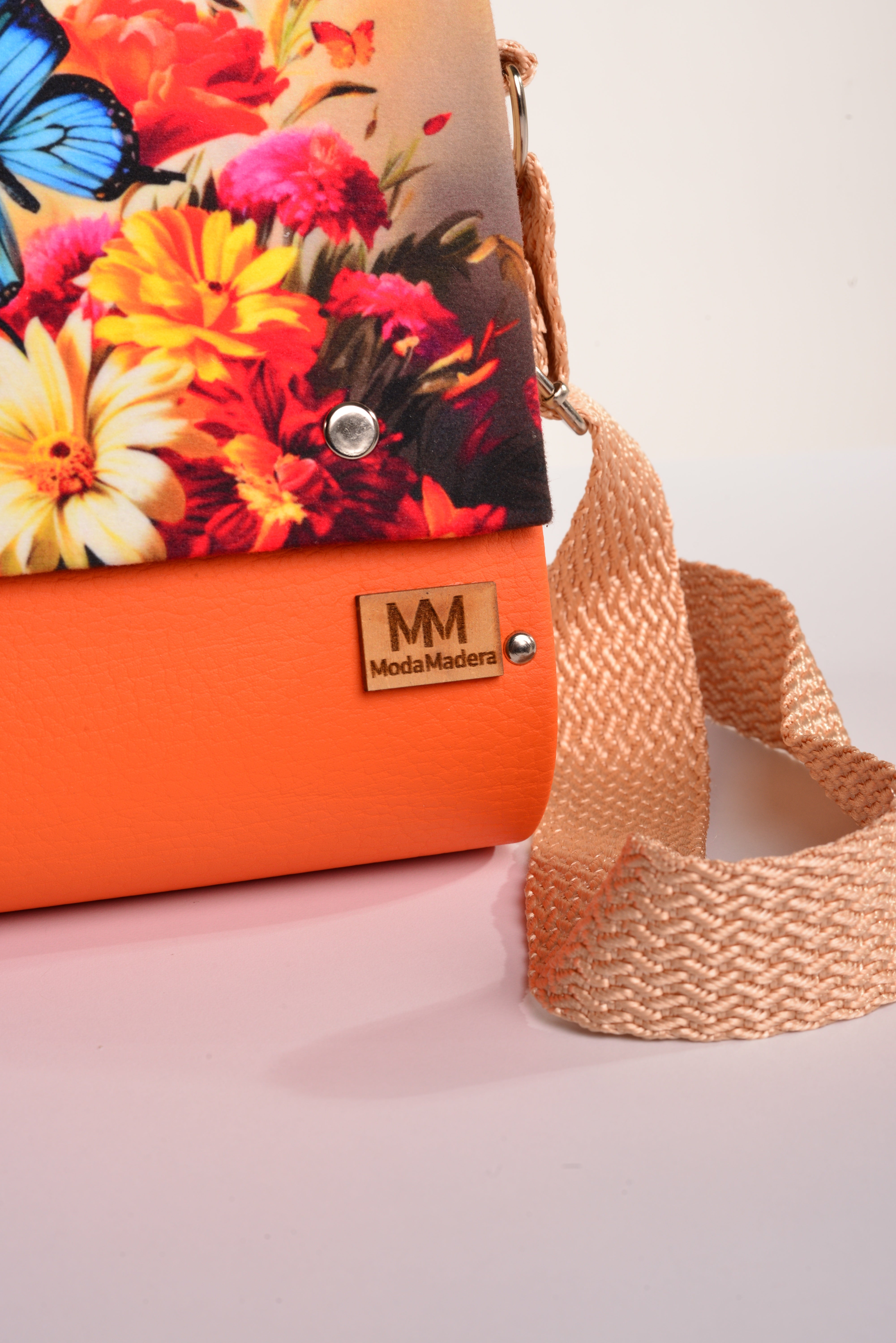 Bolso Mariposas con acabado Hecho a mano de color Naranja cuerpo, solapa estampada elaborado en Madera recuperada (pino), telas y cuerinas de la marca MODA MADERA