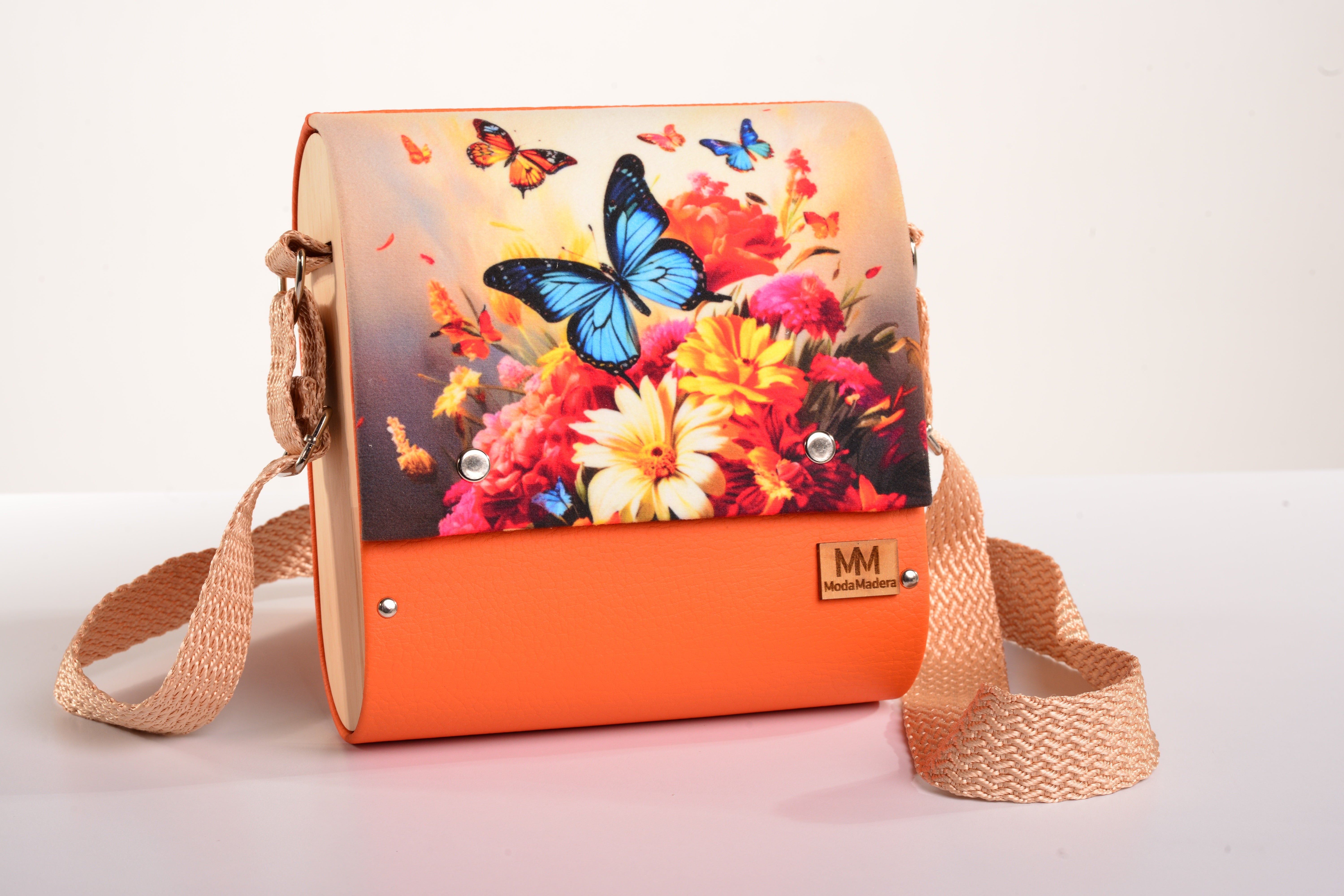 Bolso Mariposas con acabado Hecho a mano de color Naranja cuerpo, solapa estampada elaborado en Madera recuperada (pino), telas y cuerinas de la marca MODA MADERA