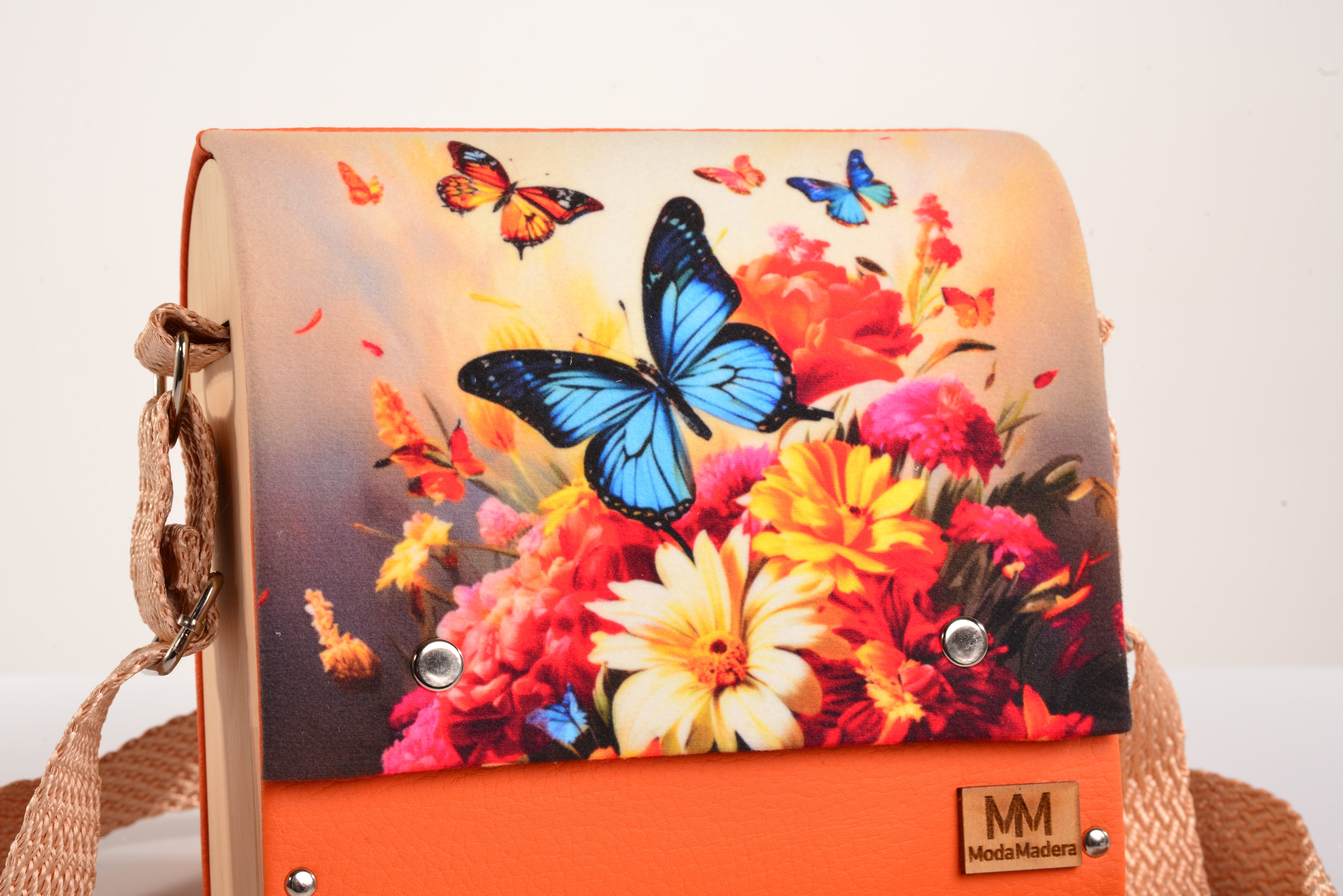Bolso Mariposas con acabado Hecho a mano de color Naranja cuerpo, solapa estampada elaborado en Madera recuperada (pino), telas y cuerinas de la marca MODA MADERA