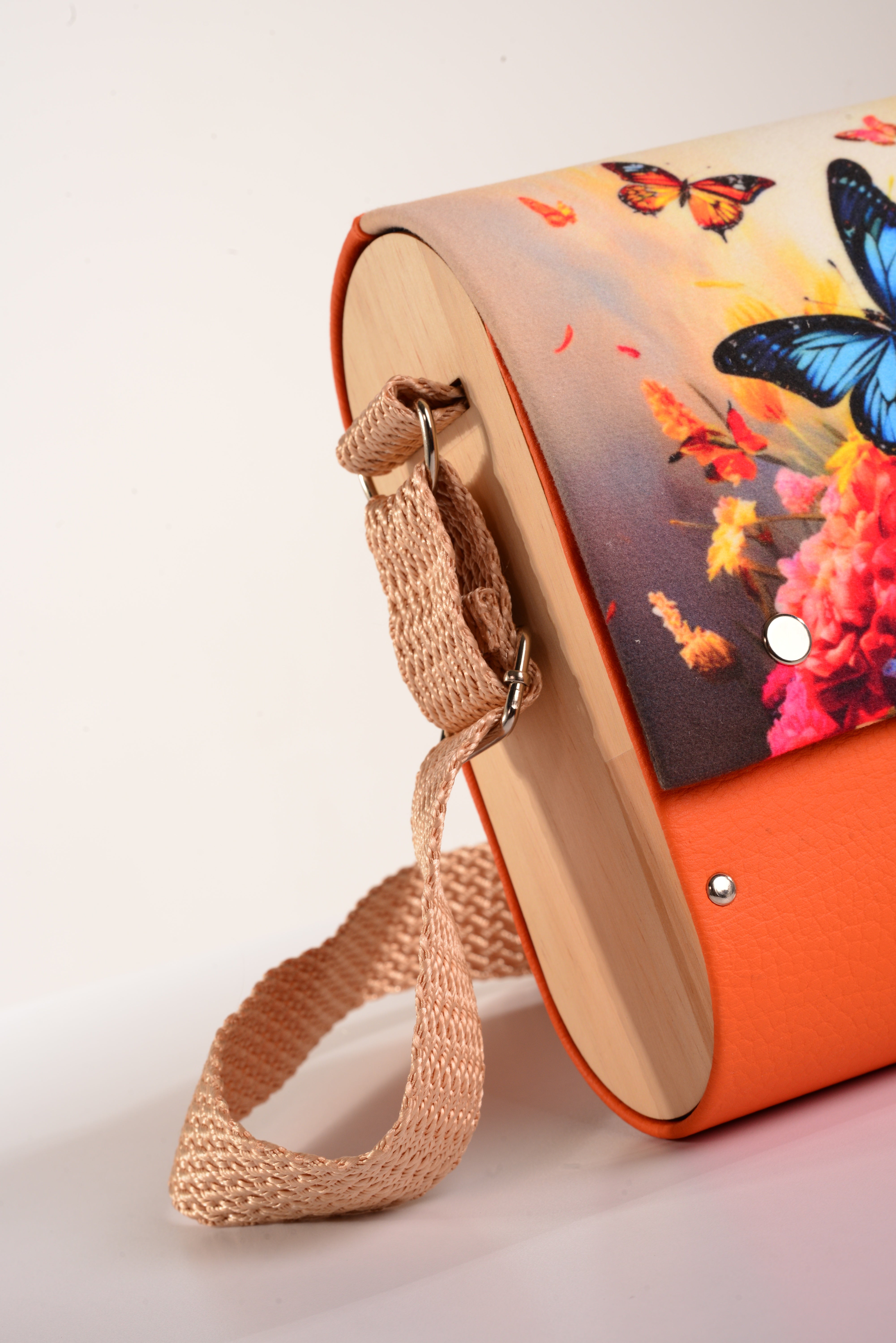 Bolso Mariposas con acabado Hecho a mano de color Naranja cuerpo, solapa estampada elaborado en Madera recuperada (pino), telas y cuerinas de la marca MODA MADERA