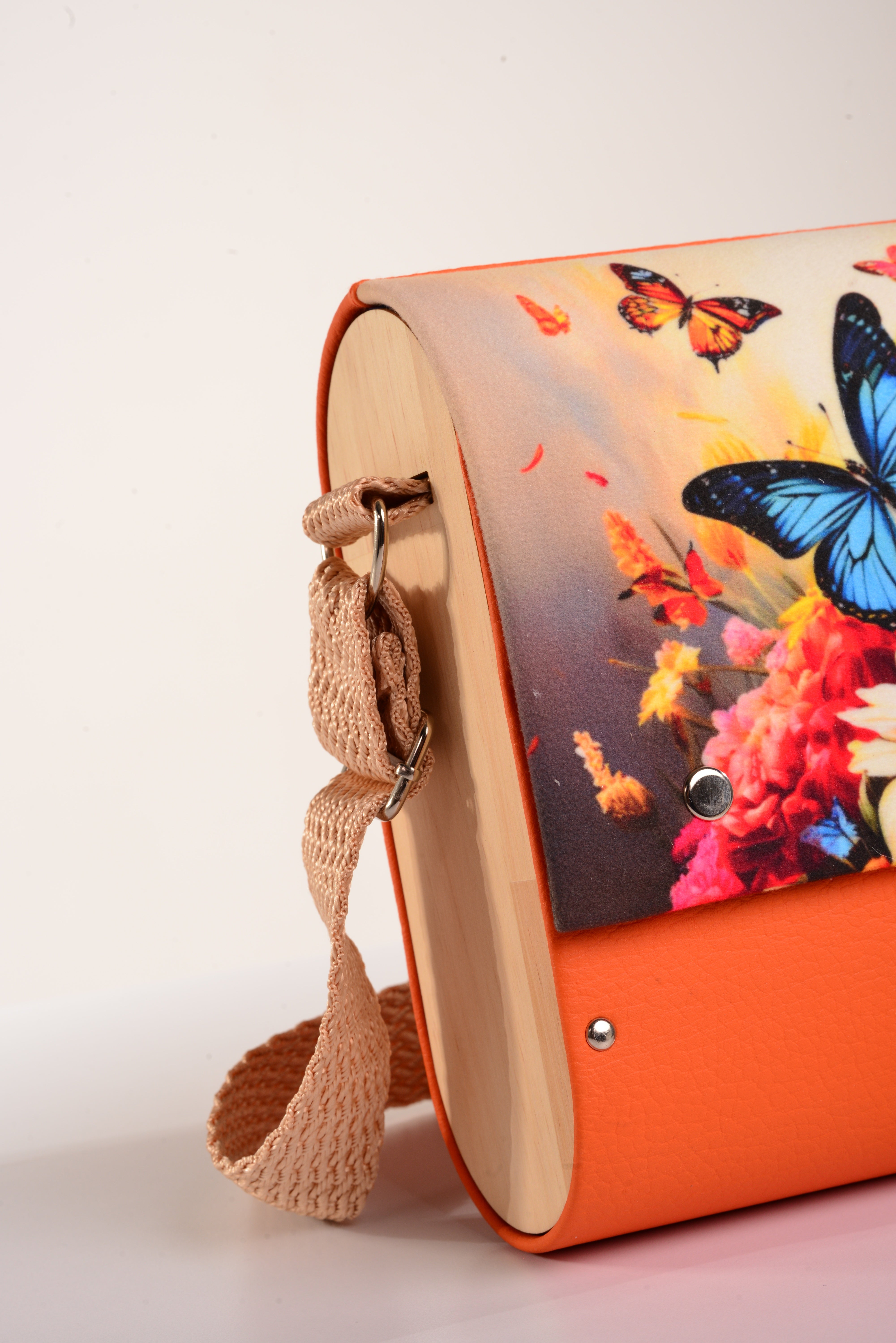 Bolso Mariposas en Flores con acabado Hecho a mano de color Naranja cuerpo, solapa estampada elaborado en Madera recuperada (pino), telas y cuerinas de la marca MODA MADERA