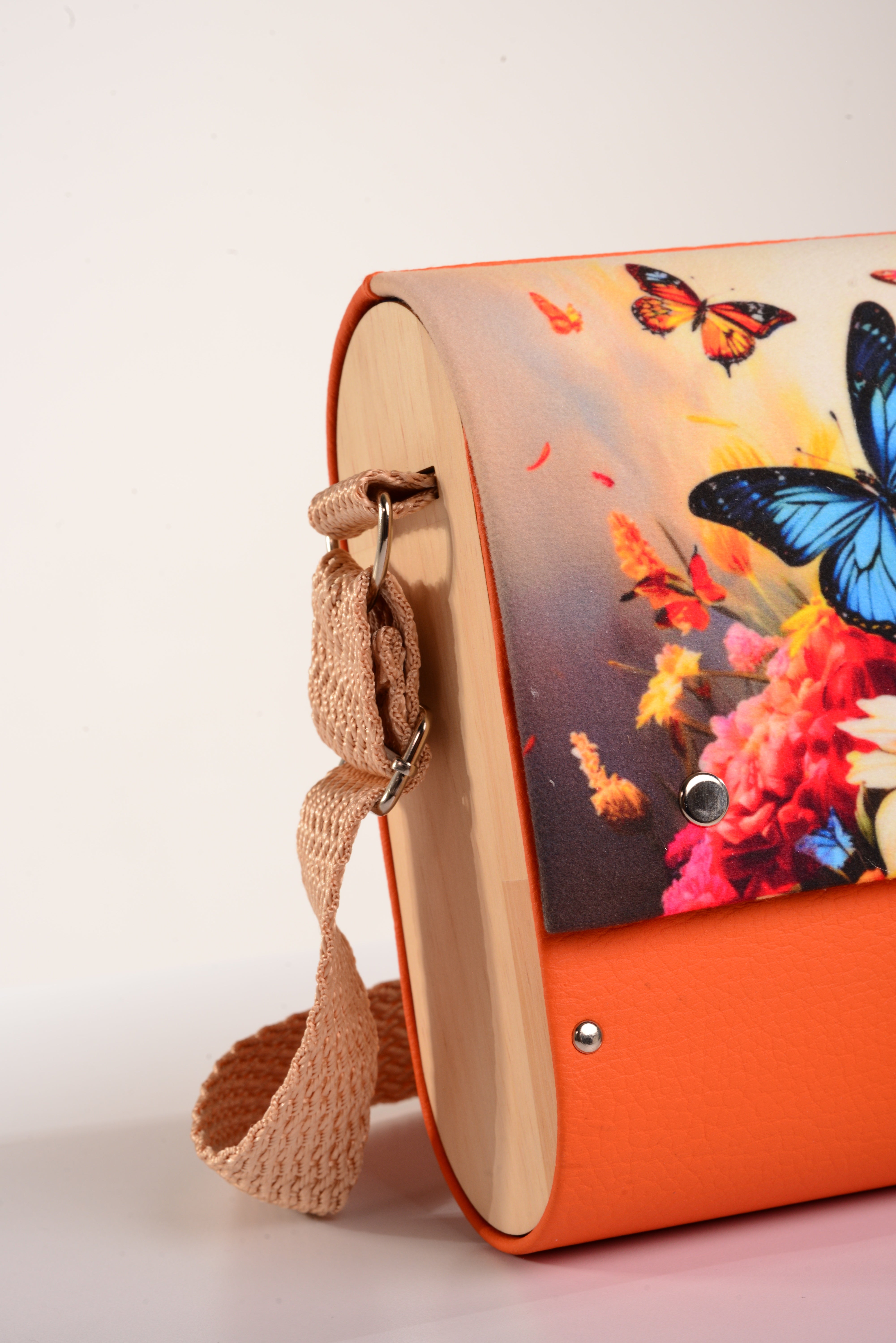 Bolso Mariposas en Flores con acabado Hecho a mano de color Naranja cuerpo, solapa estampada elaborado en Madera recuperada (pino), telas y cuerinas de la marca MODA MADERA