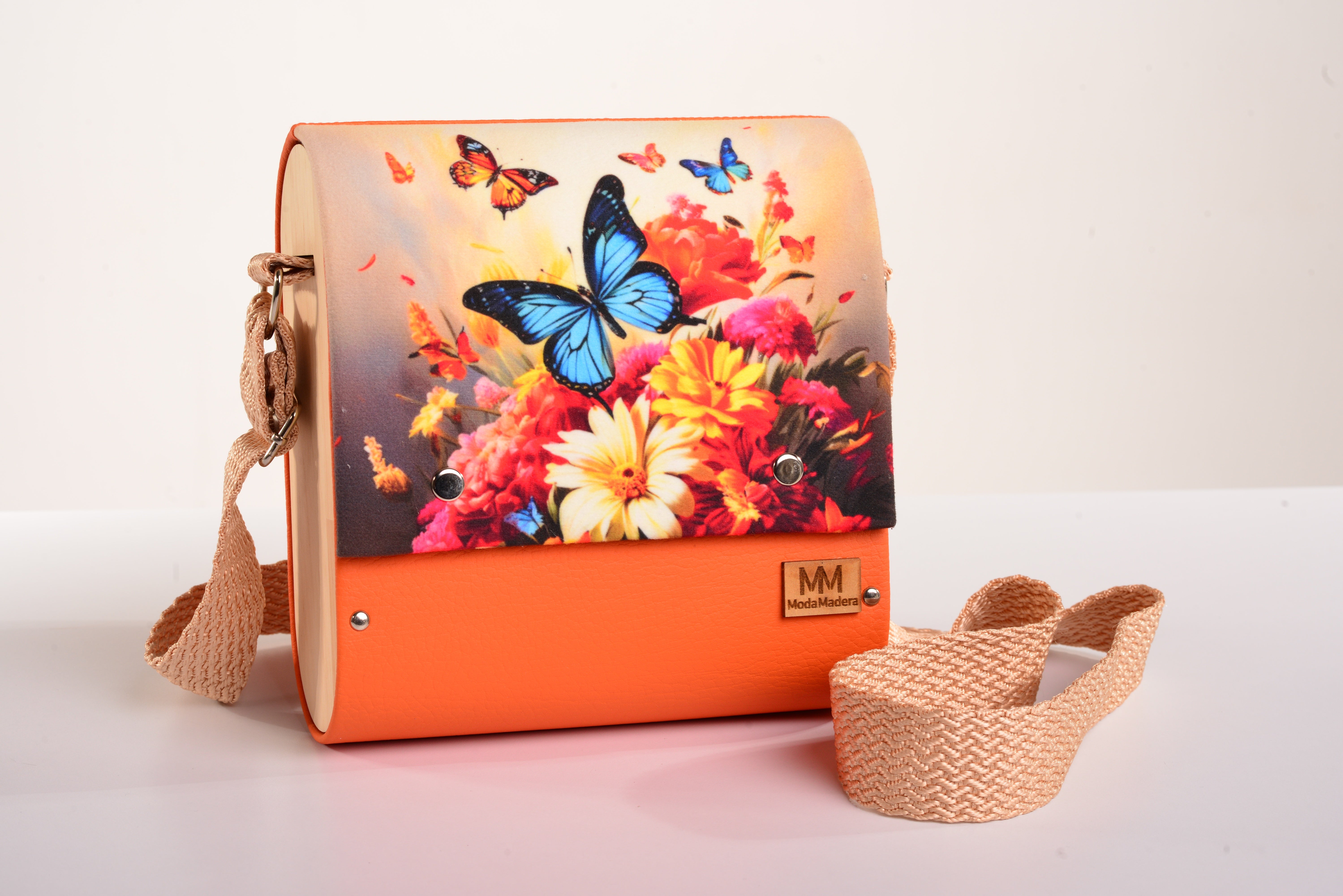 Bolso Mariposas en Flores con acabado Hecho a mano de color Naranja cuerpo, solapa estampada elaborado en Madera recuperada (pino), telas y cuerinas de la marca MODA MADERA