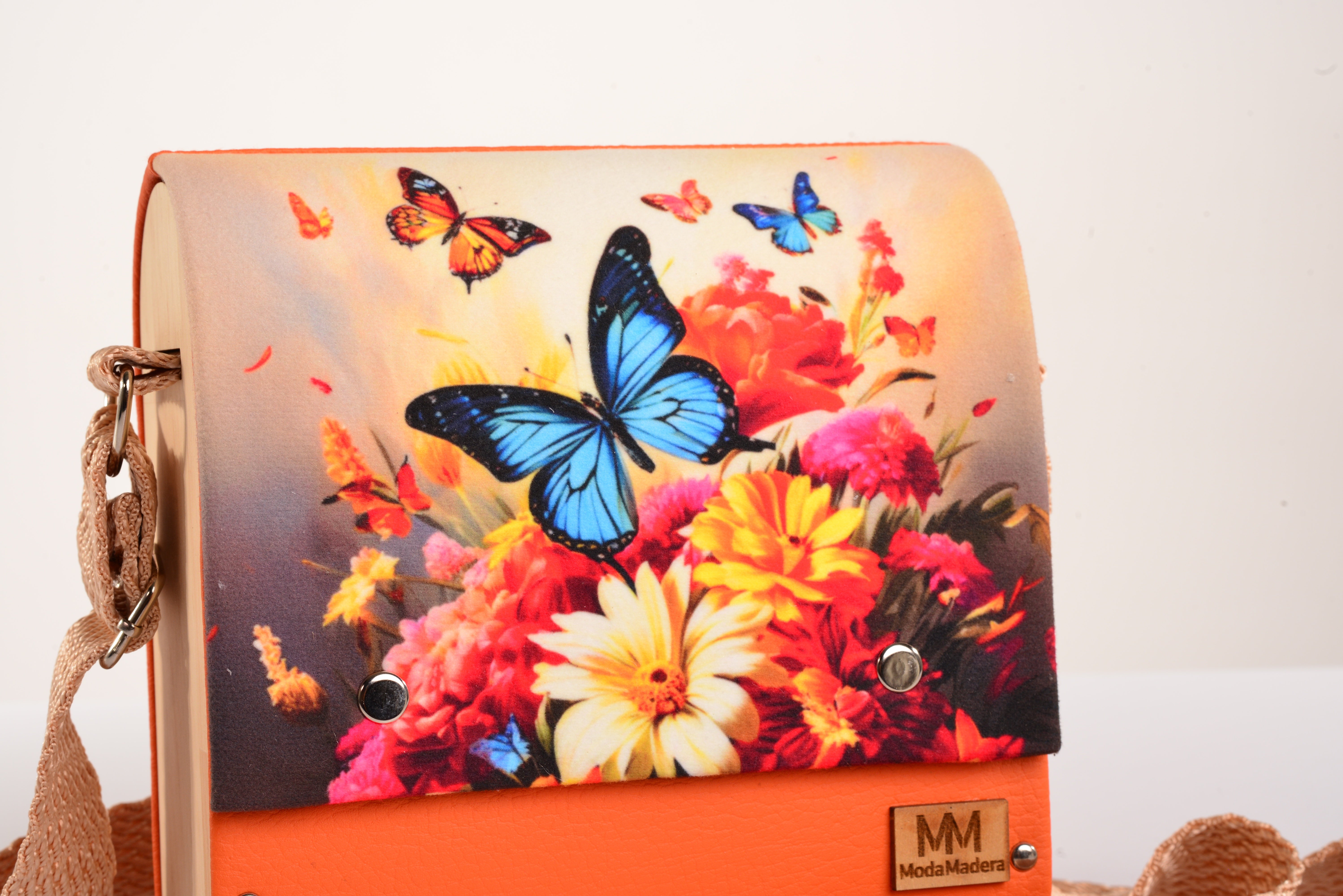 Bolso Mariposas en Flores con acabado Hecho a mano de color Naranja cuerpo, solapa estampada elaborado en Madera recuperada (pino), telas y cuerinas de la marca MODA MADERA
