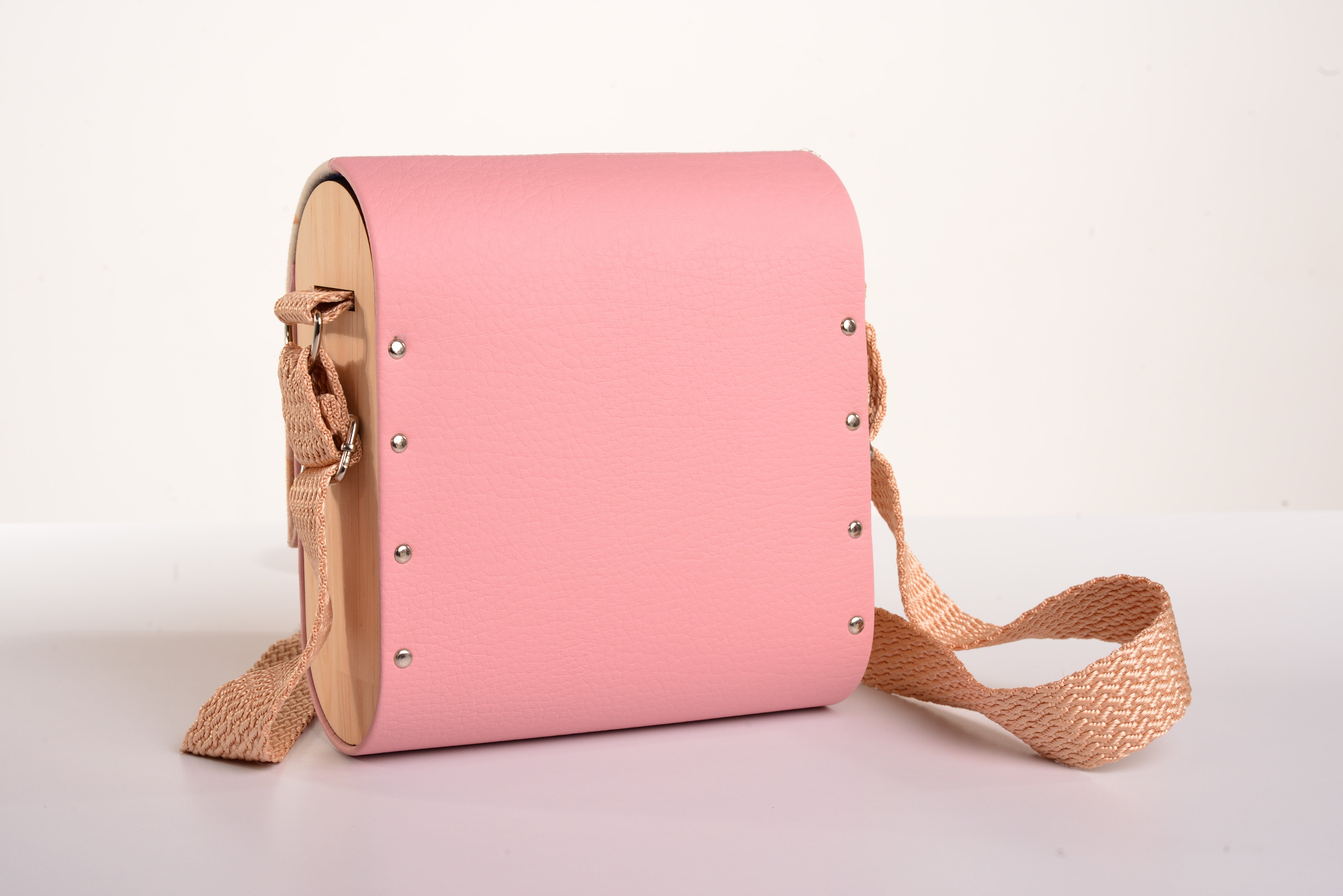 Bolso Mariposas Revoloteando con acabado Hecho a mano de color Rosa cuerpo, solapa estampada elaborado en Madera recuperada (pino), telas y cuerinas de la marca MODA MADERA
