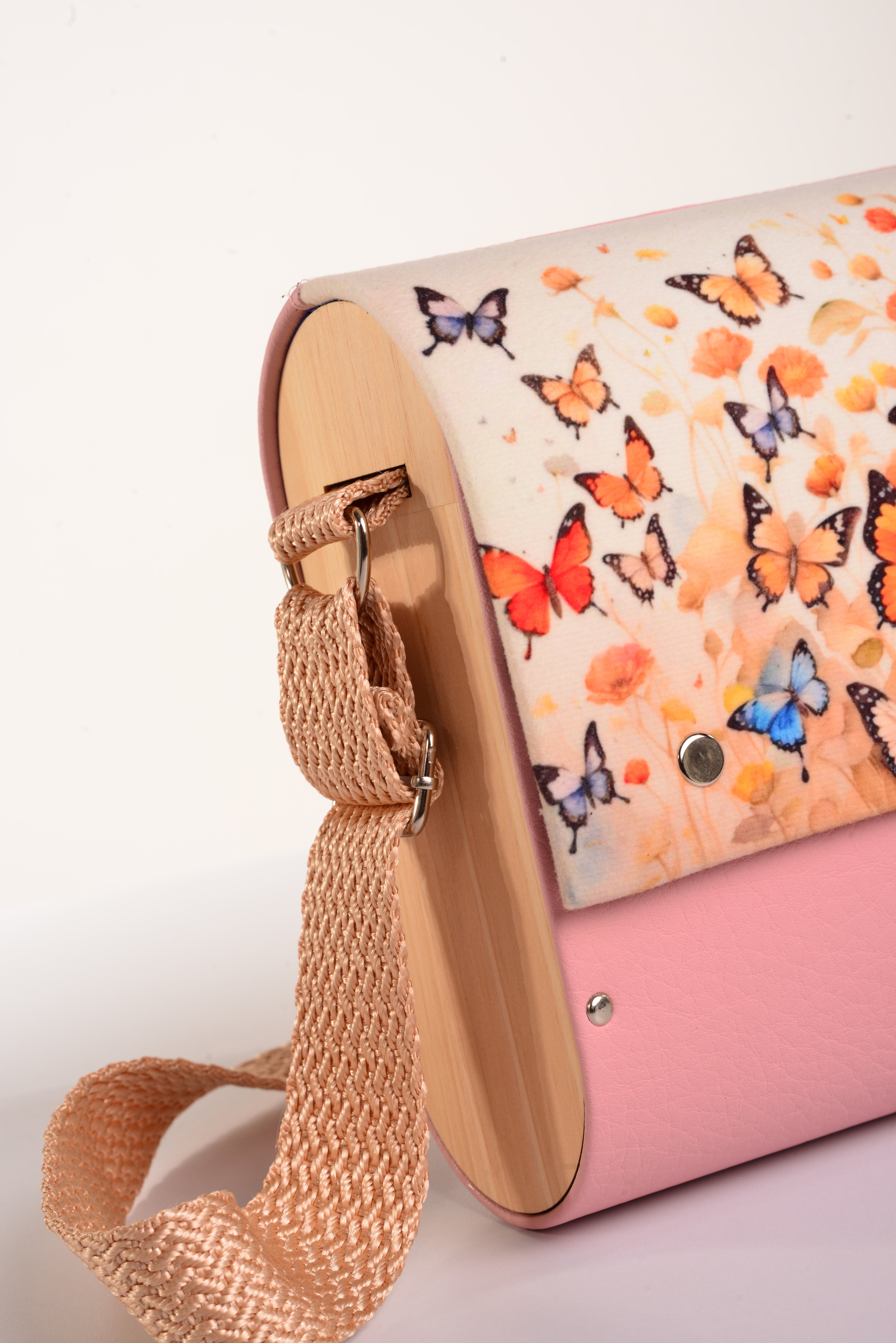 Bolso Mariposas Revoloteando con acabado Hecho a mano de color Rosa cuerpo, solapa estampada elaborado en Madera recuperada (pino), telas y cuerinas de la marca MODA MADERA
