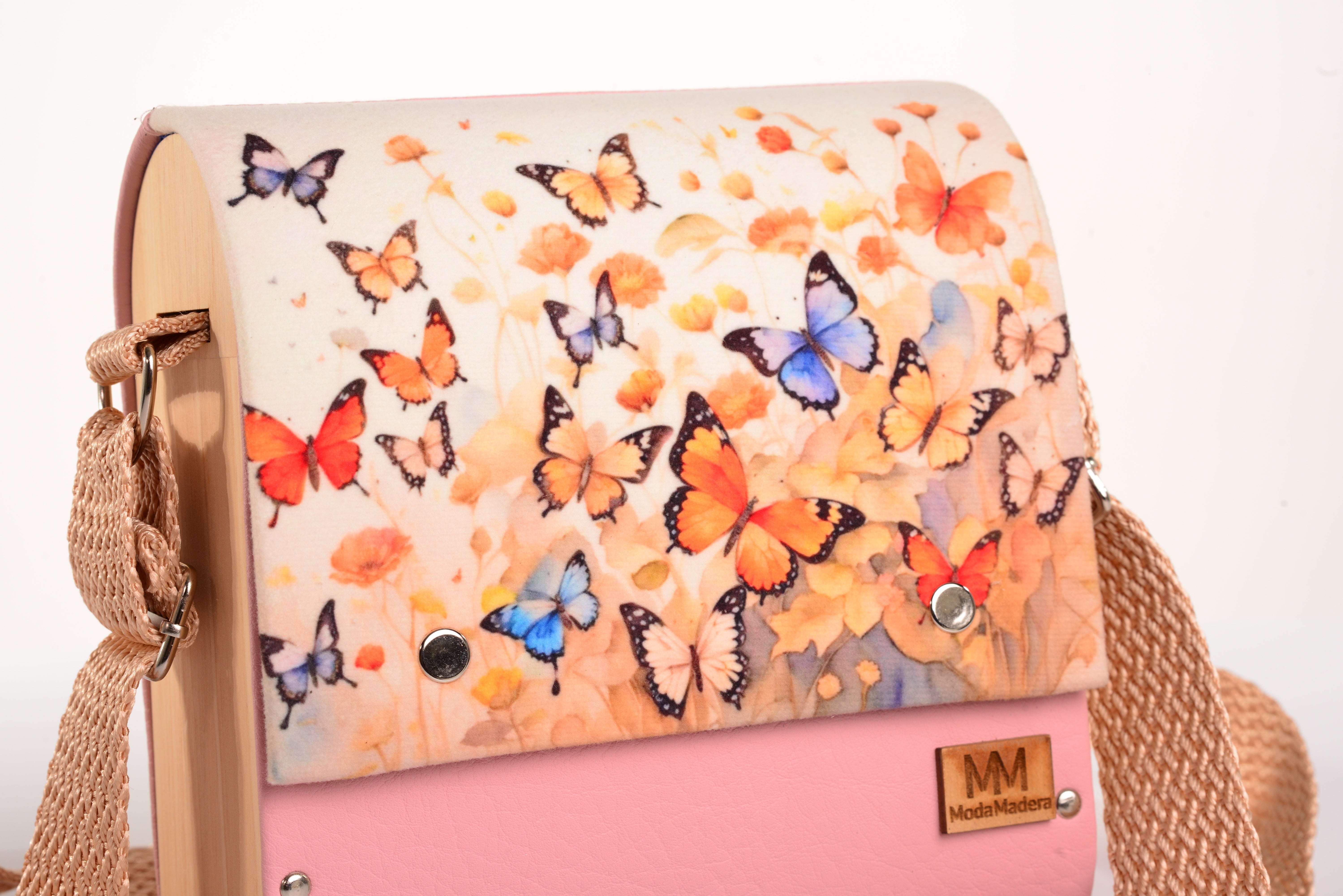 Bolso Mariposas Revoloteando con acabado Hecho a mano de color Rosa cuerpo, solapa estampada elaborado en Madera recuperada (pino), telas y cuerinas de la marca MODA MADERA