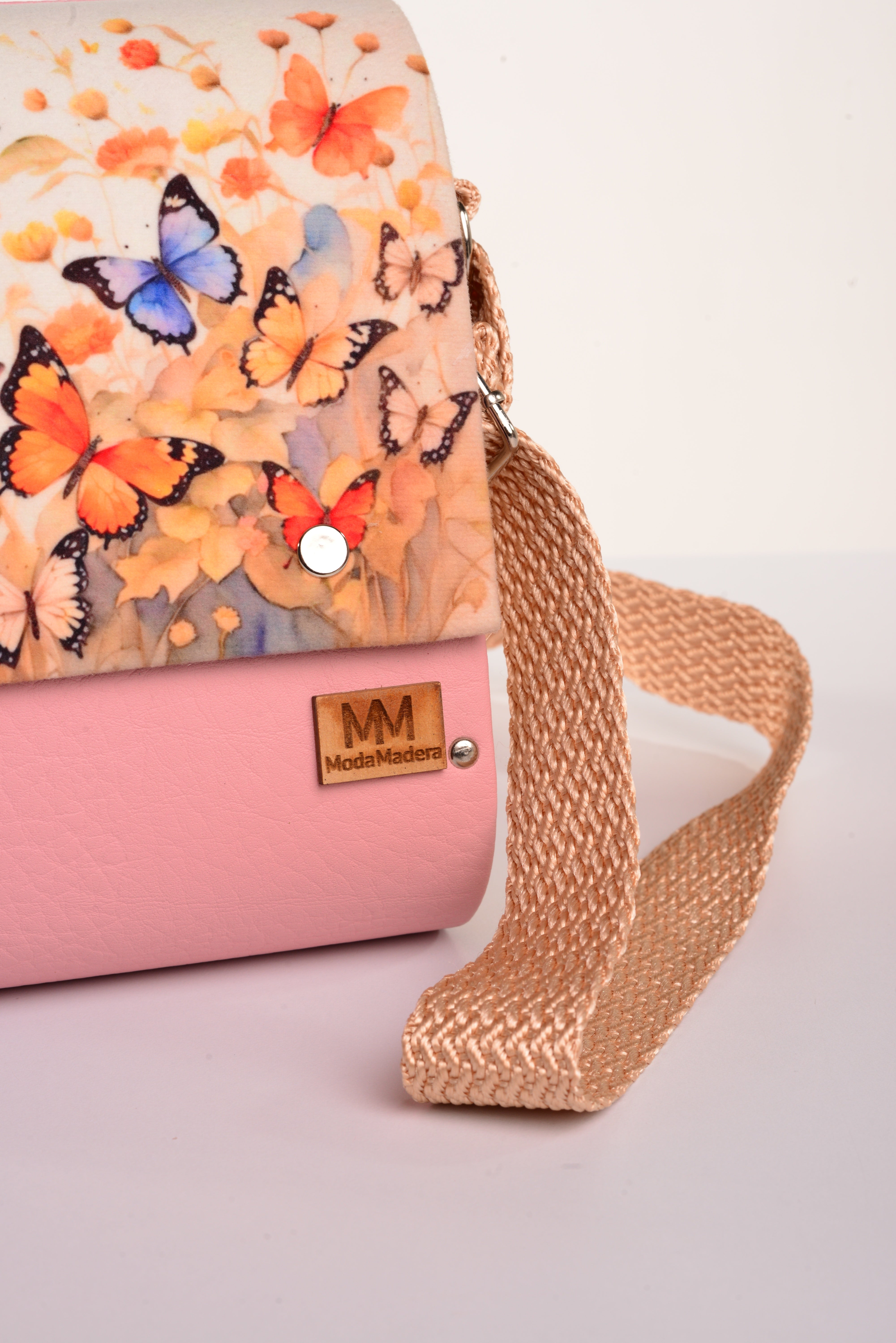Bolso Mariposas Revoloteando con acabado Hecho a mano de color Rosa cuerpo, solapa estampada elaborado en Madera recuperada (pino), telas y cuerinas de la marca MODA MADERA