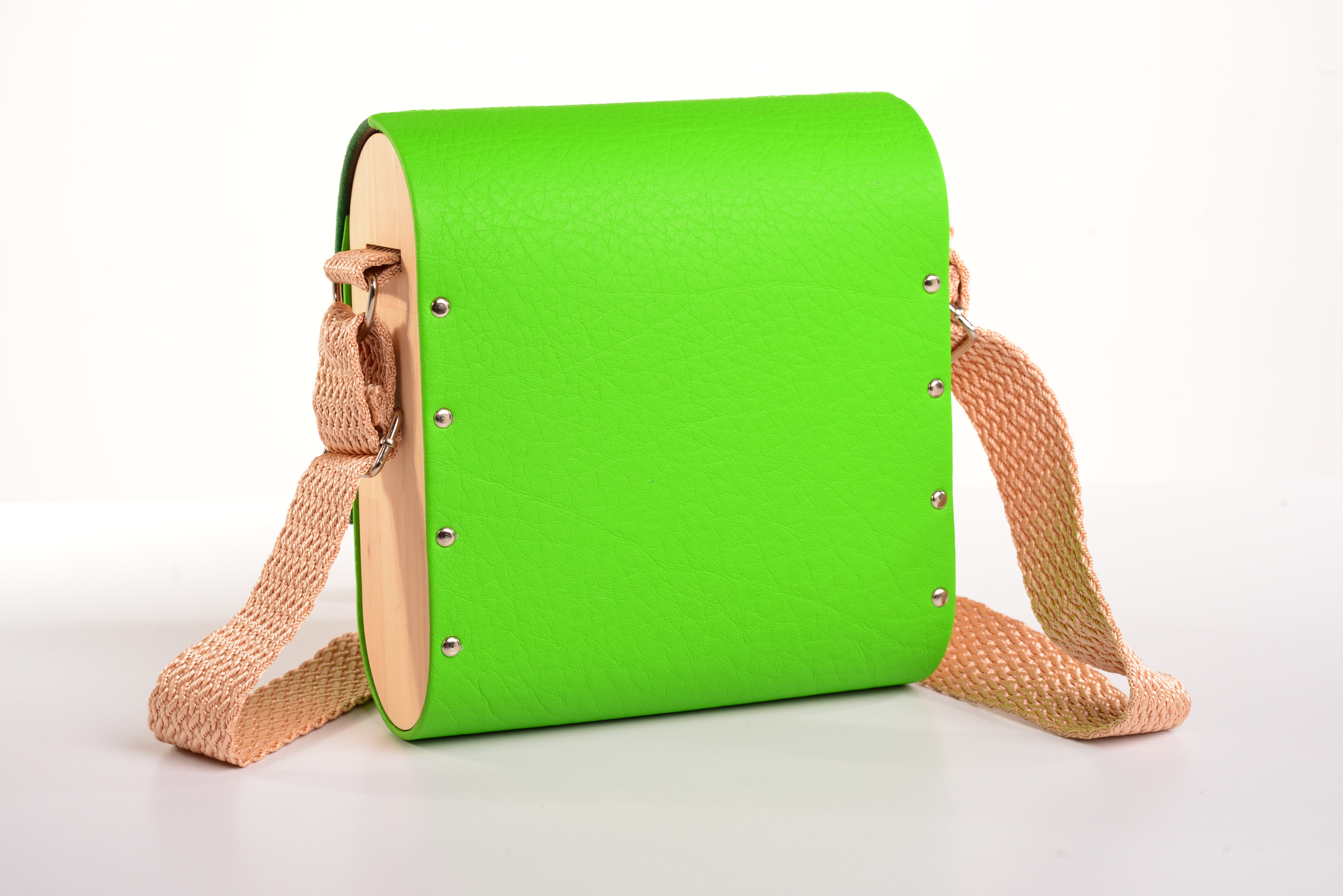Bolso Oso Perezoso con acabado Hecho a mano de color Madera cuerpo color, solapa estampada elaborado en Madera recuperada (pino), telas y cuerinas de la marca MODA MADERA