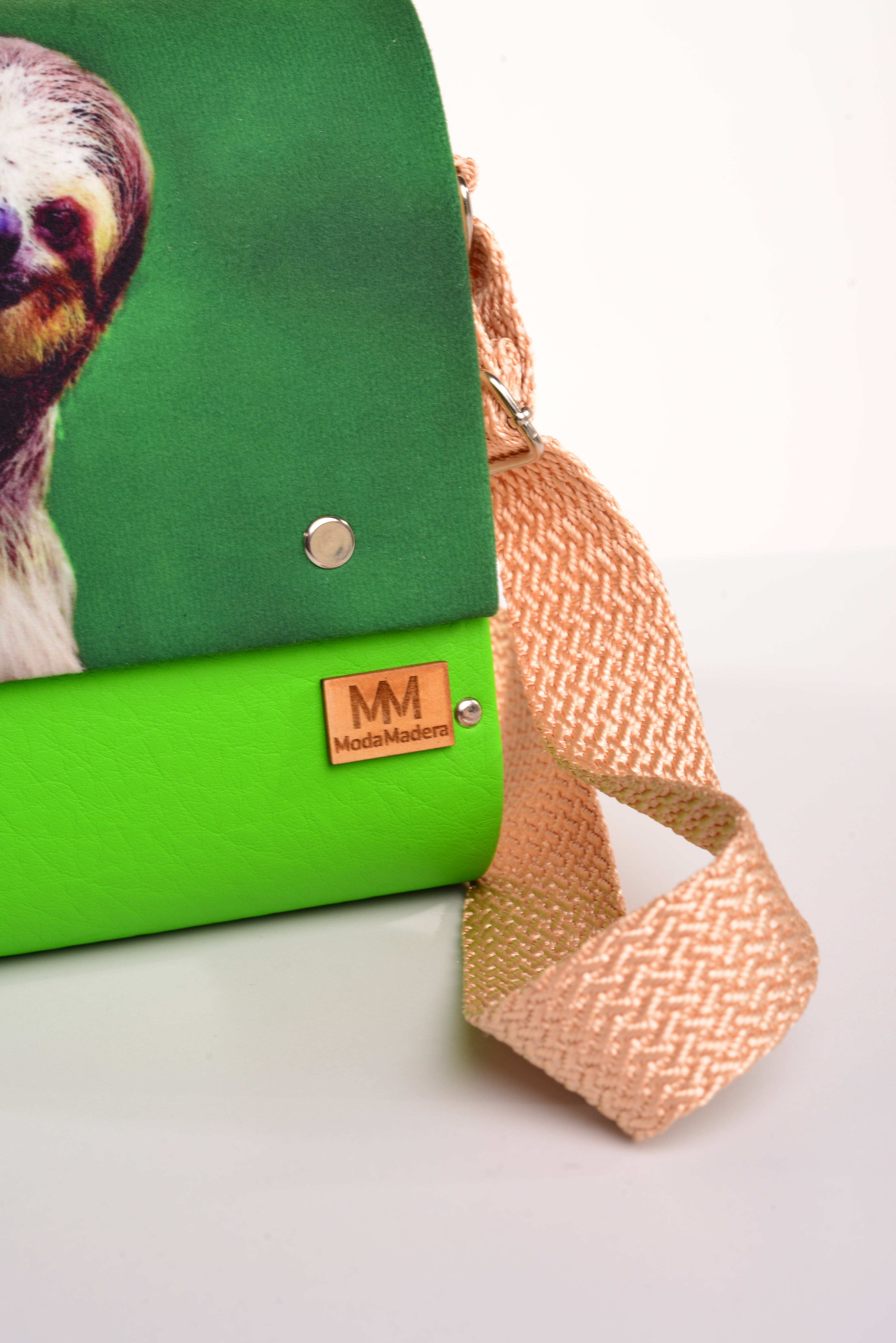 Bolso Oso Perezoso con acabado Hecho a mano de color Madera cuerpo color, solapa estampada elaborado en Madera recuperada (pino), telas y cuerinas de la marca MODA MADERA