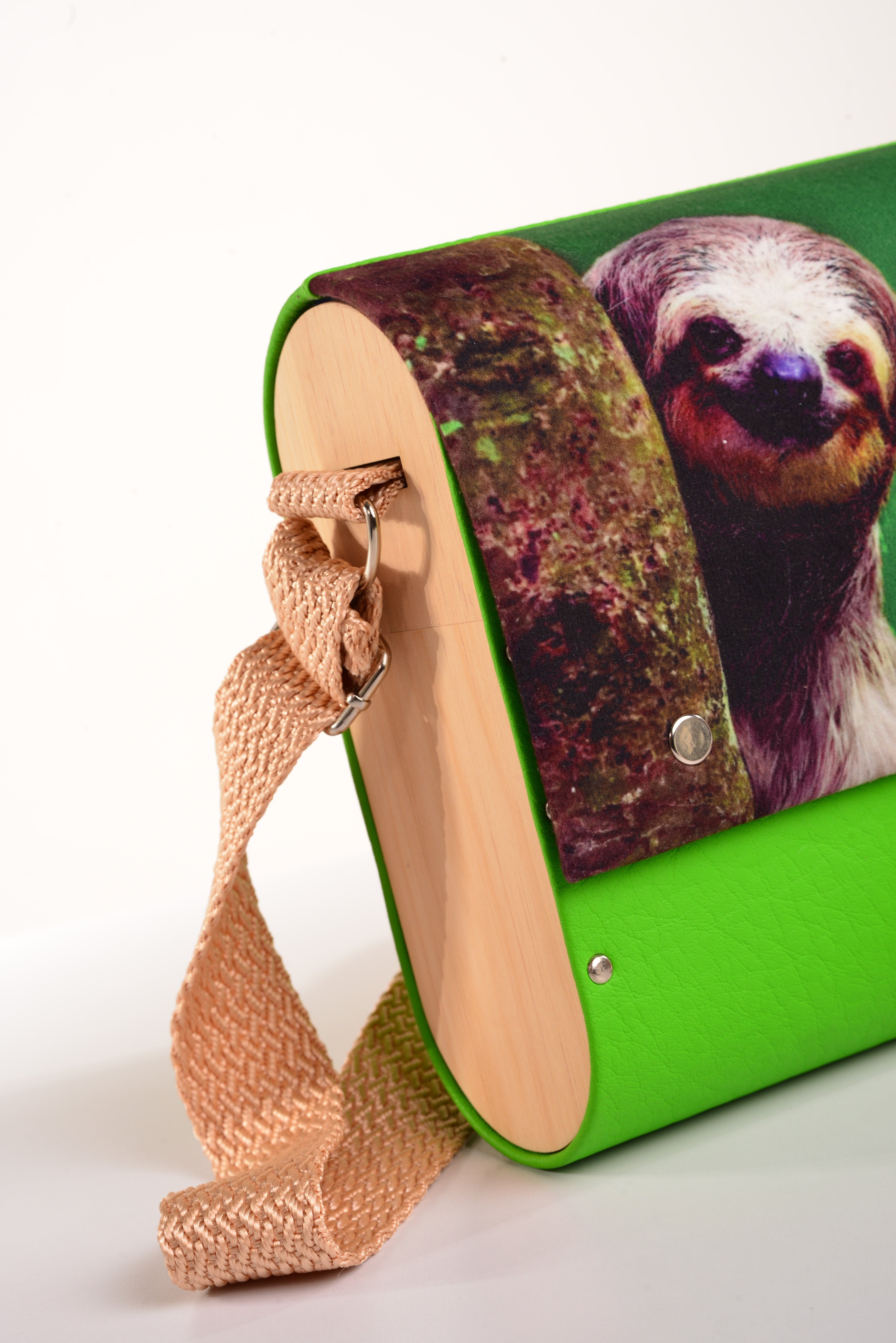 Bolso Oso Perezoso con acabado Hecho a mano de color Madera cuerpo color, solapa estampada elaborado en Madera recuperada (pino), telas y cuerinas de la marca MODA MADERA