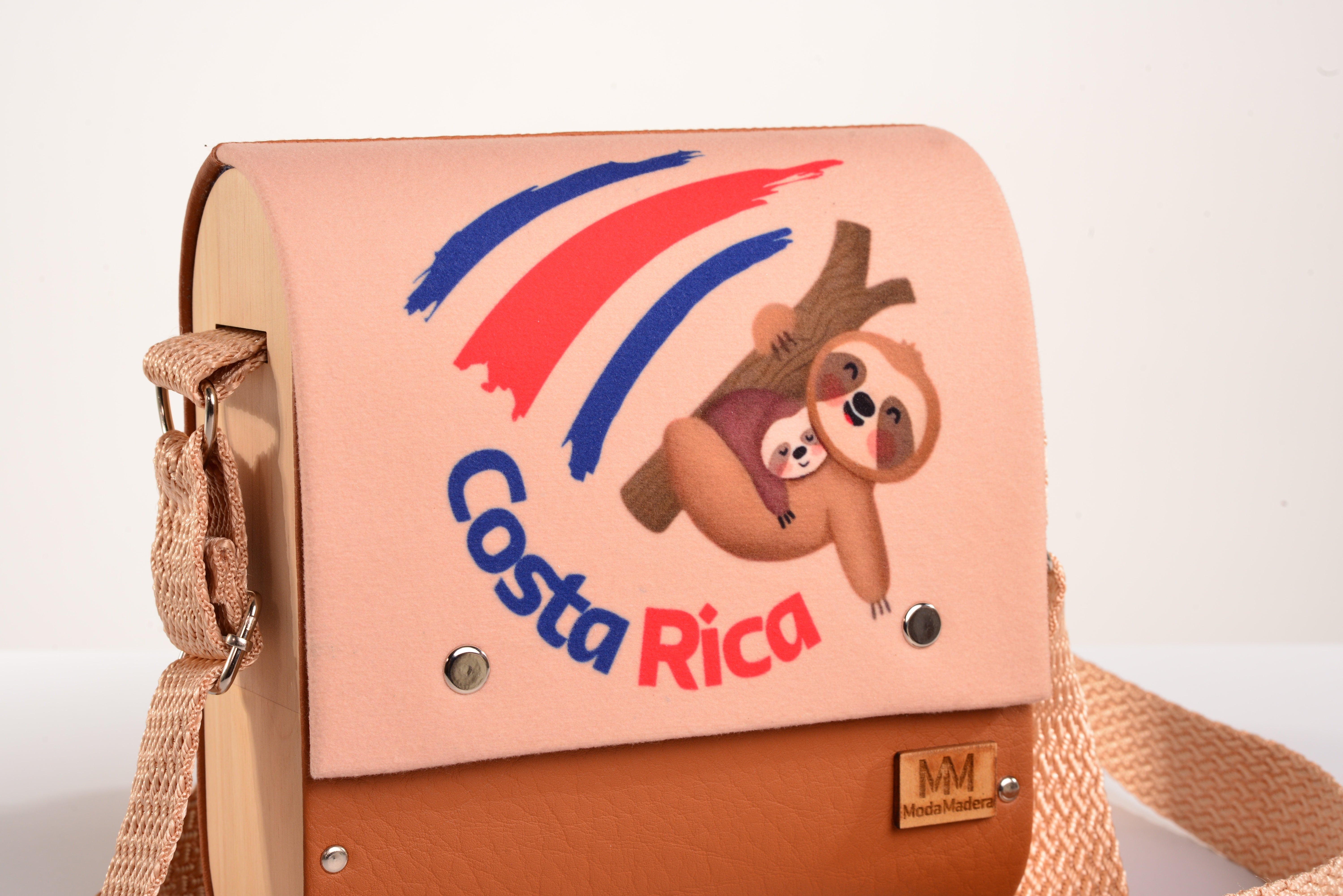 Bolso Único Costa Rica con acabado Hecho a mano de color Rojo cuerpo, solapa estampada fondo blanco elaborado en Madera recuperada (pino), telas y cuerinas de la marca MODA MADERA