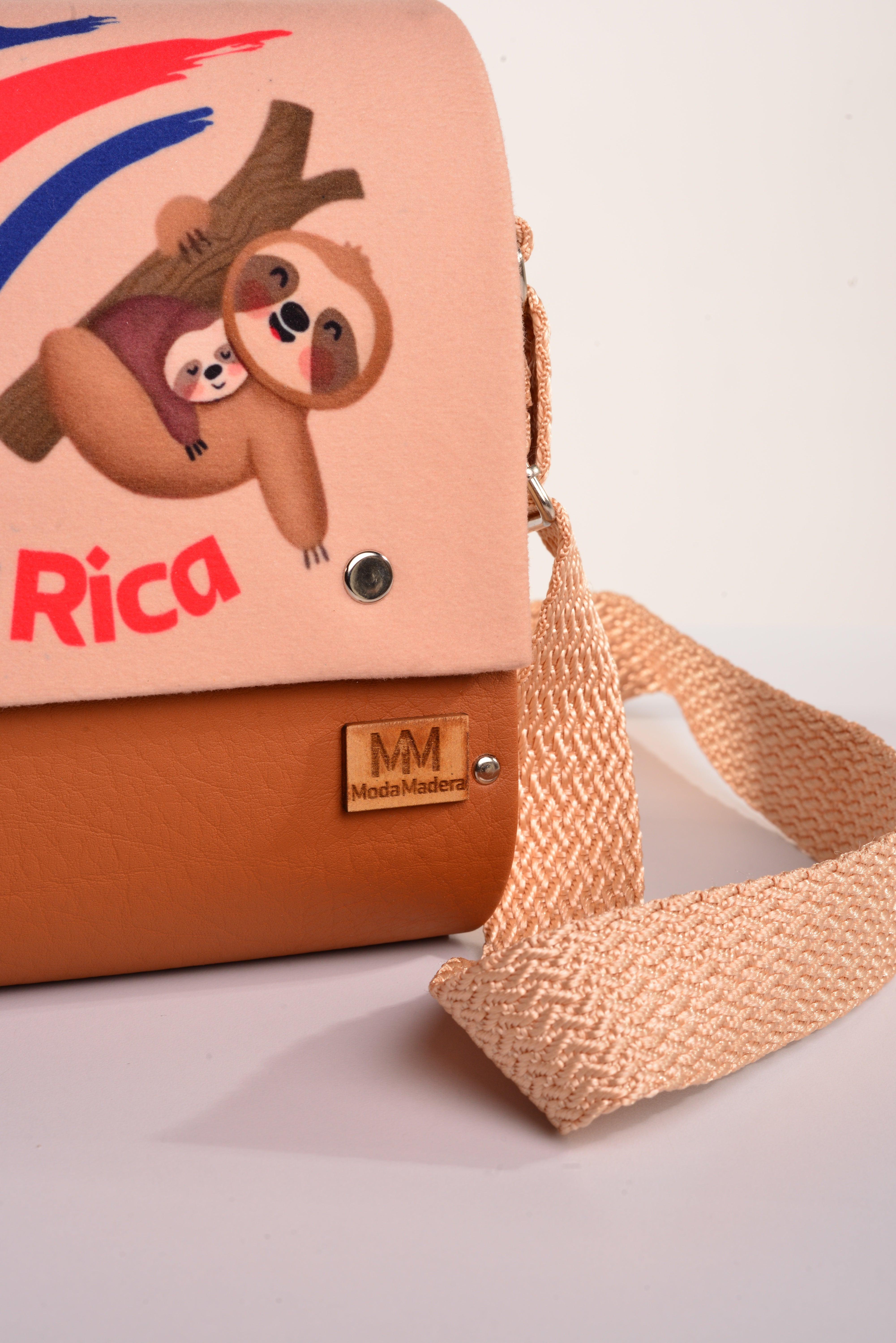 Bolso Único Costa Rica con acabado Hecho a mano de color Rojo cuerpo, solapa estampada fondo blanco elaborado en Madera recuperada (pino), telas y cuerinas de la marca MODA MADERA
