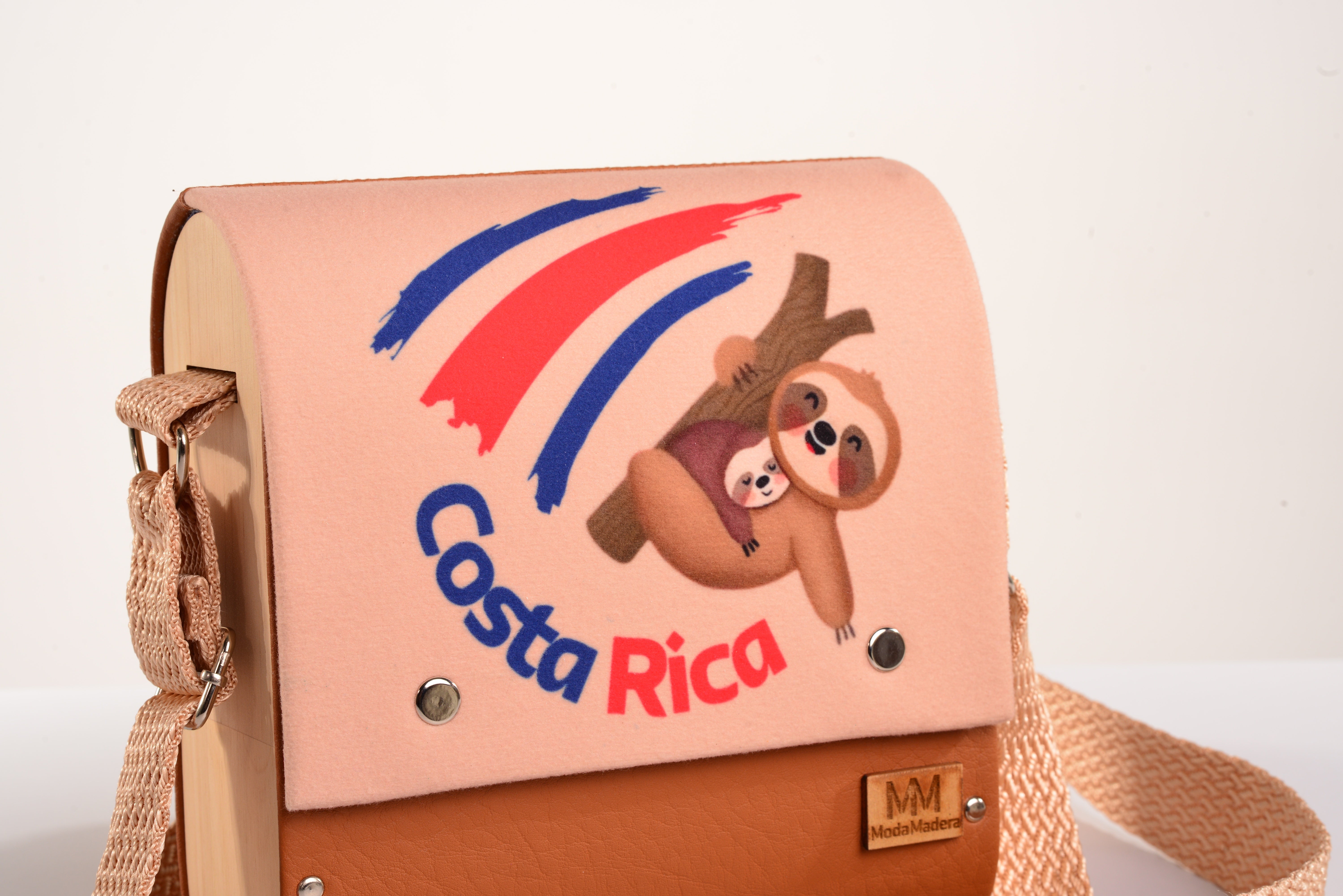 Bolso Único Costa Rica con acabado Hecho a mano de color Rojo cuerpo, solapa estampada fondo blanco elaborado en Madera recuperada (pino), telas y cuerinas de la marca MODA MADERA