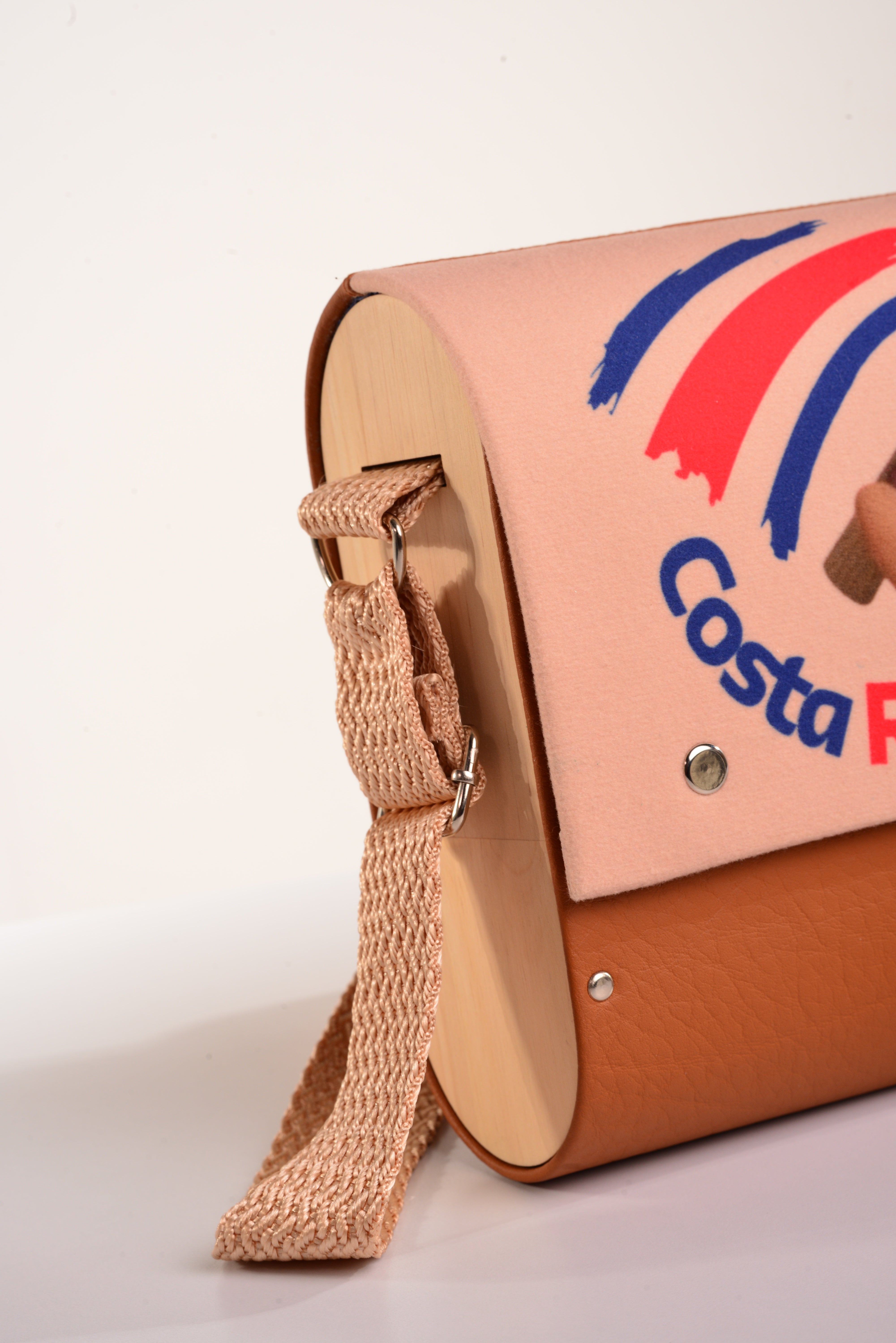Bolso Único Costa Rica con acabado Hecho a mano de color Rojo cuerpo, solapa estampada fondo blanco elaborado en Madera recuperada (pino), telas y cuerinas de la marca MODA MADERA