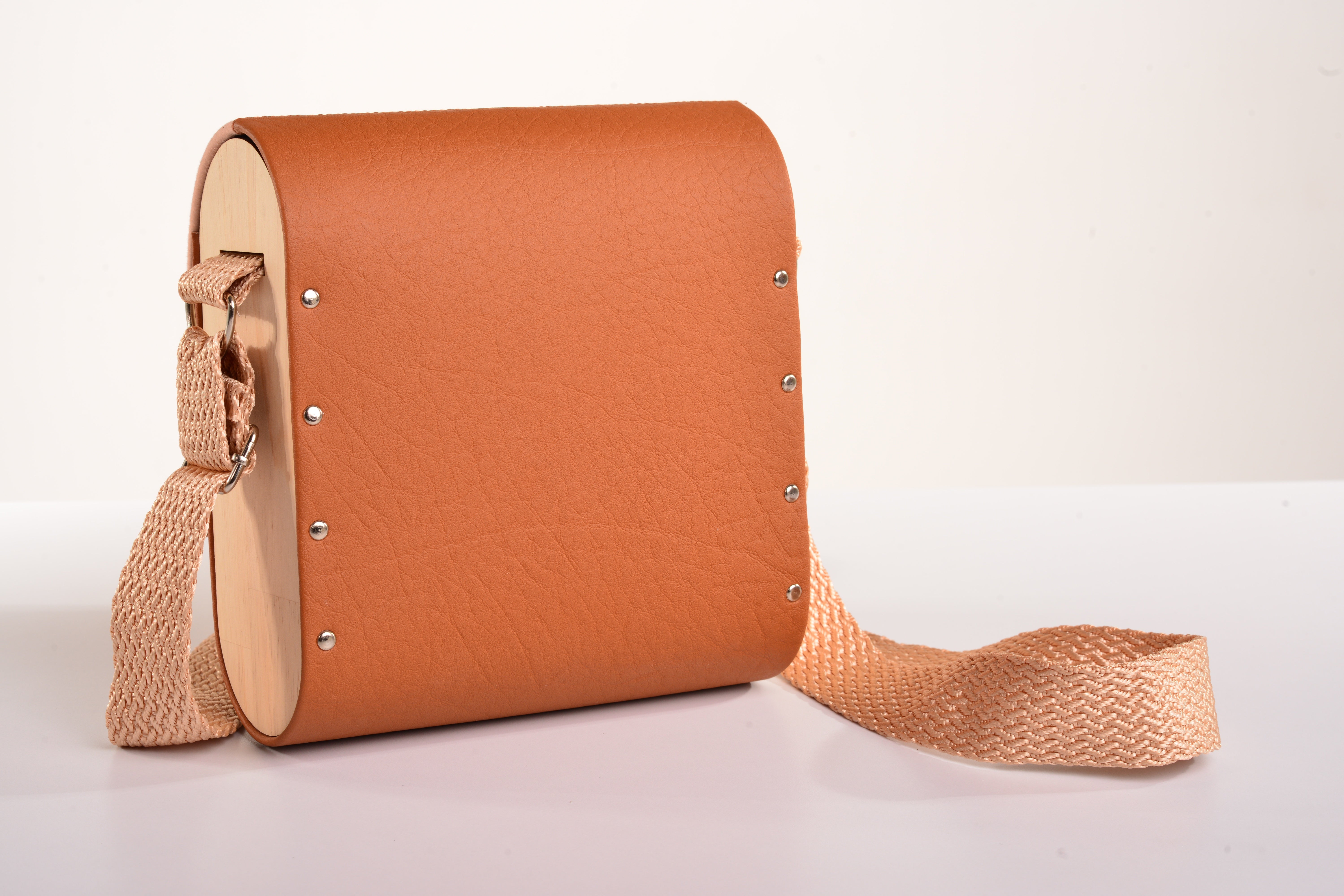 Bolso Único Costa Rica con acabado Hecho a mano de color Rojo cuerpo, solapa estampada fondo blanco elaborado en Madera recuperada (pino), telas y cuerinas de la marca MODA MADERA