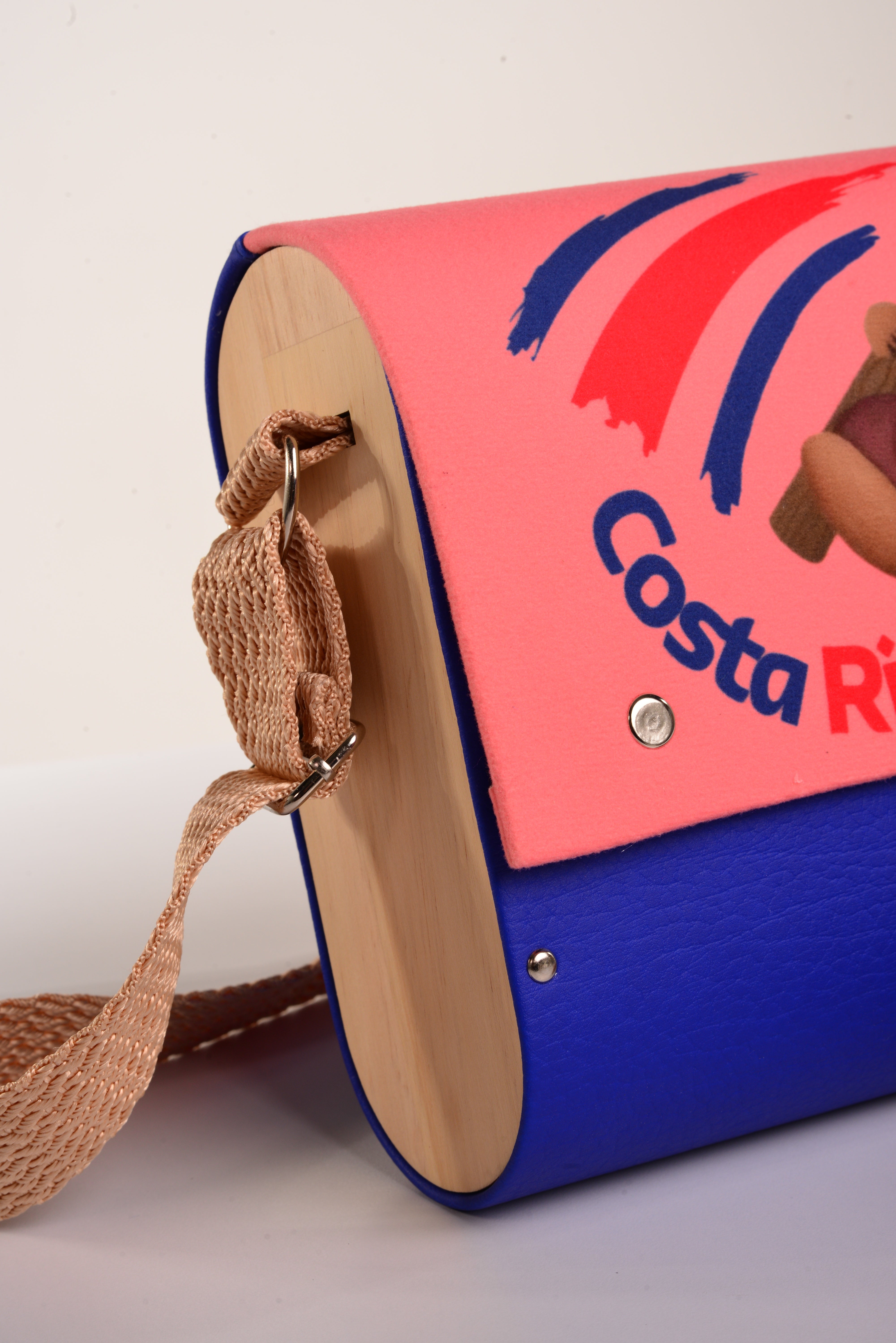 Bolso Único Costa Rica con acabado Hecho a mano de color Rojo cuerpo, solapa estampada fondo blanco elaborado en Madera recuperada (pino), telas y cuerinas de la marca MODA MADERA