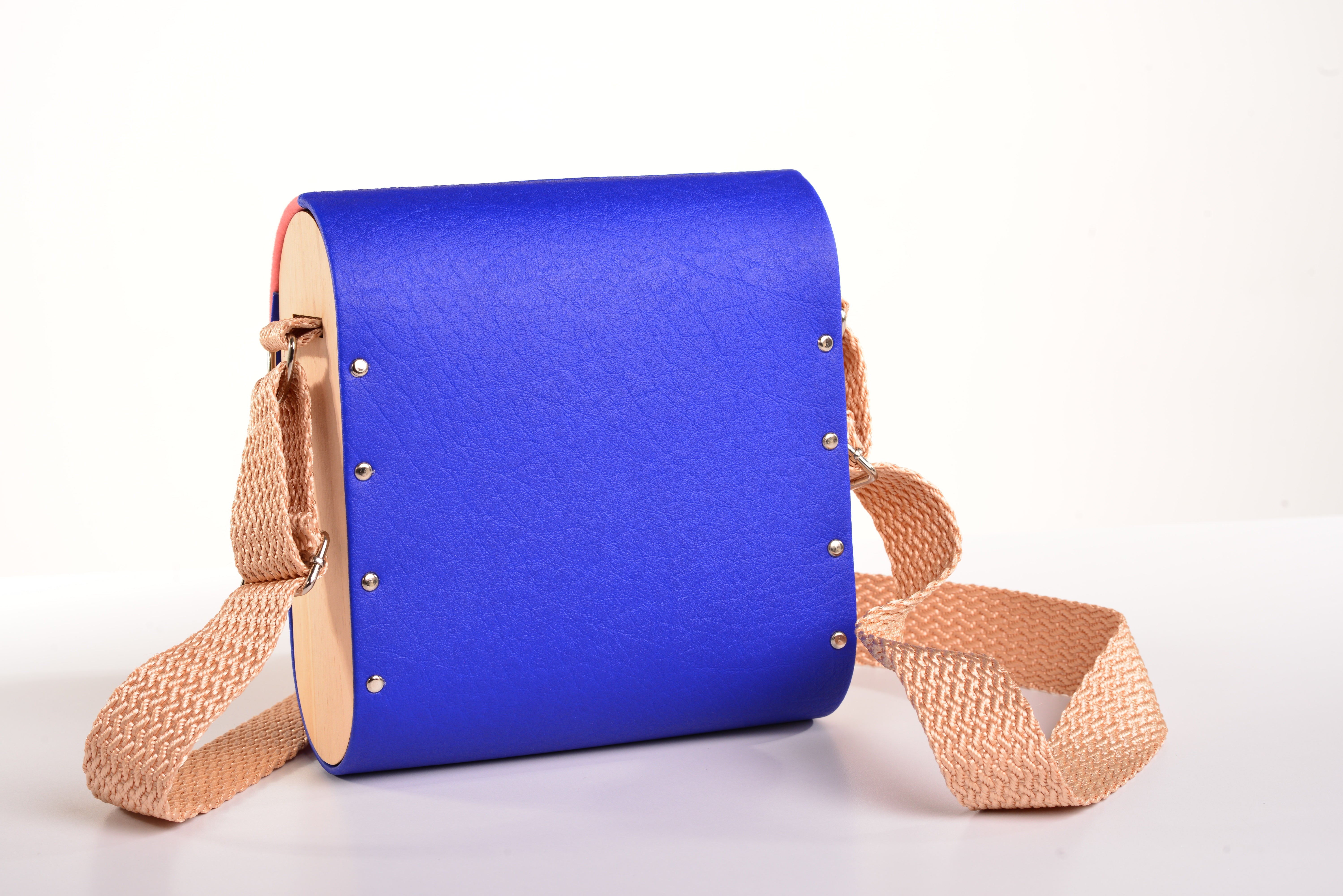 Bolso Único Costa Rica con acabado Hecho a mano de color Rojo cuerpo, solapa estampada fondo blanco elaborado en Madera recuperada (pino), telas y cuerinas de la marca MODA MADERA