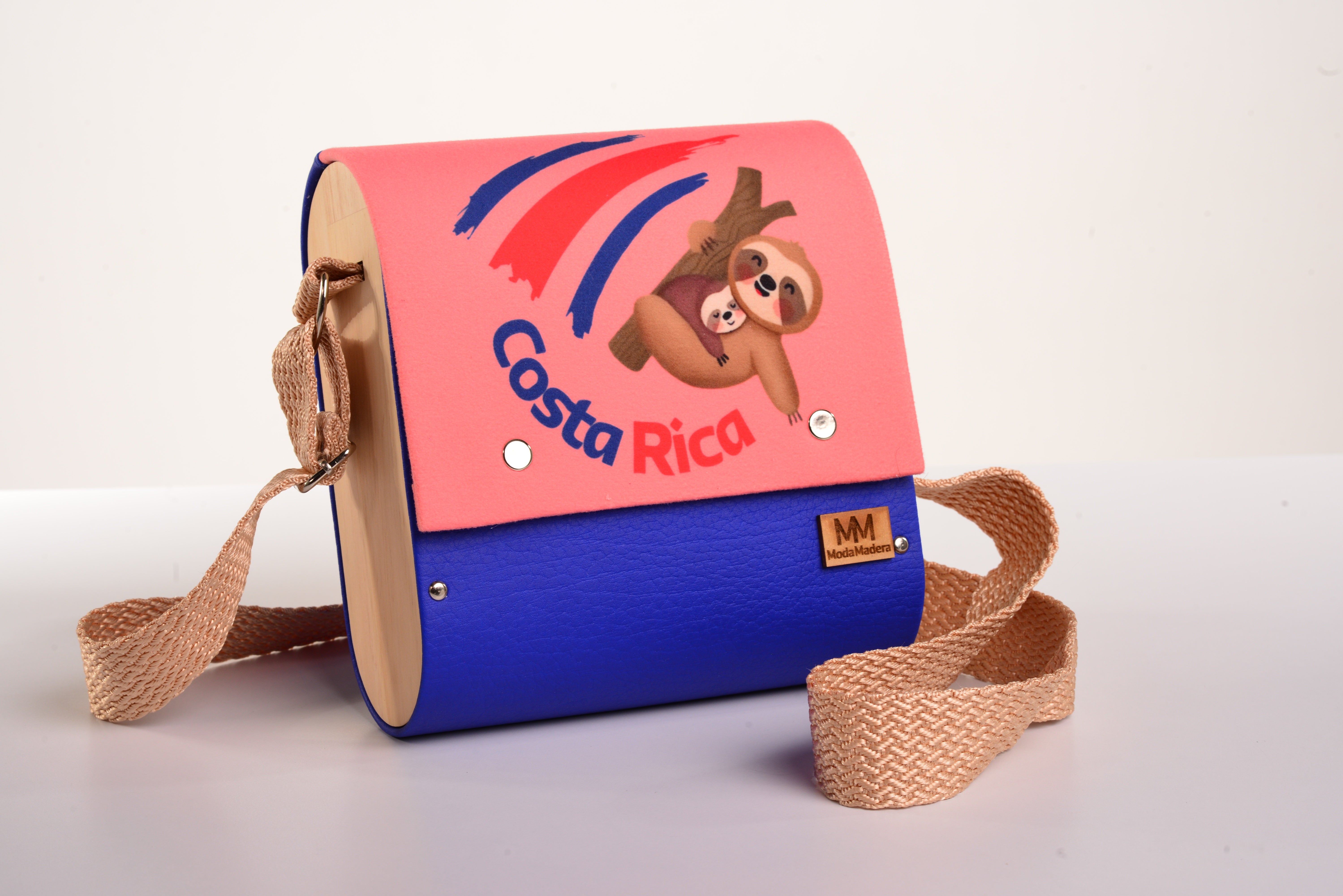 Bolso Único Costa Rica con acabado Hecho a mano de color Rojo cuerpo, solapa estampada fondo blanco elaborado en Madera recuperada (pino), telas y cuerinas de la marca MODA MADERA