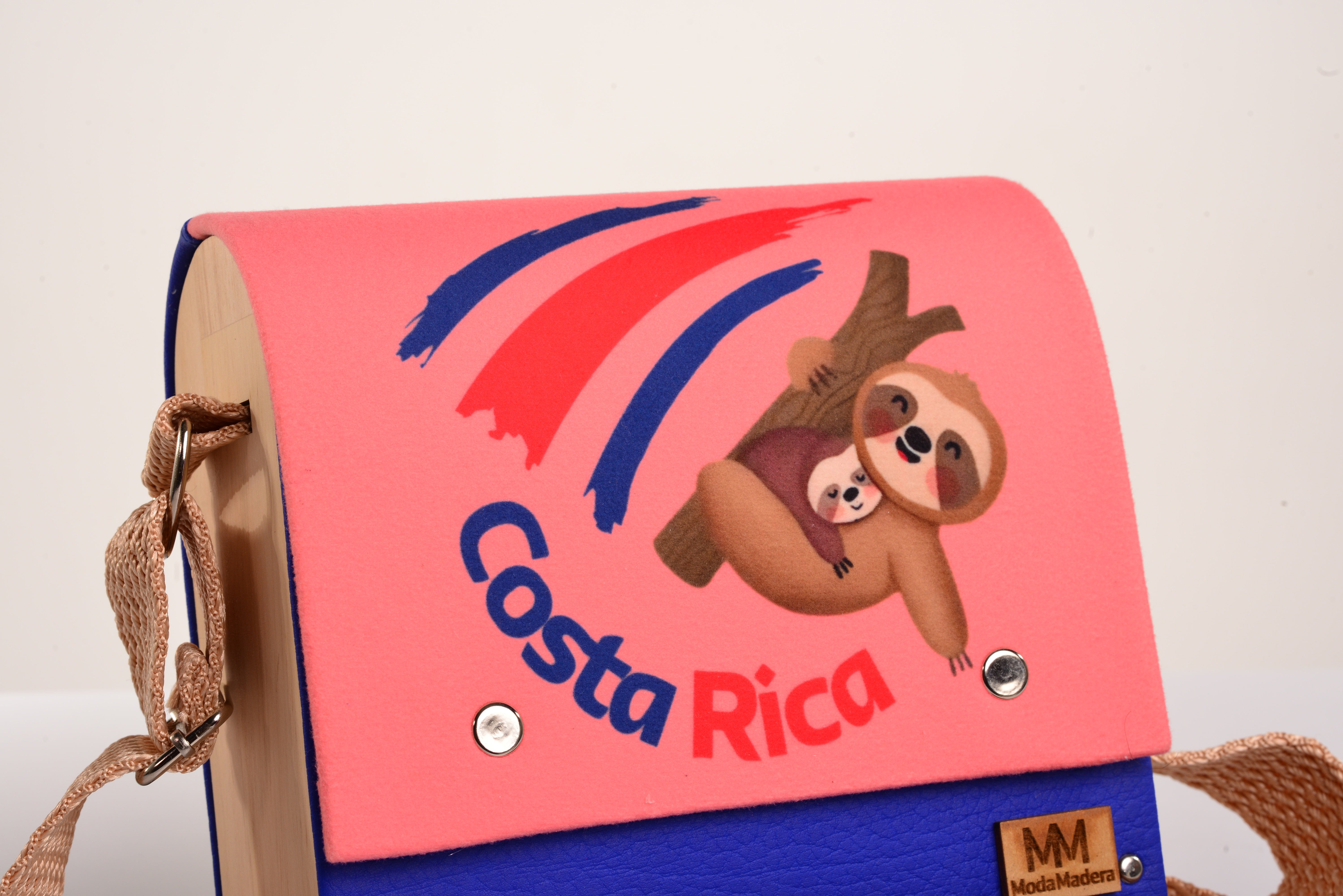 Bolso Único Costa Rica con acabado Hecho a mano de color Rojo cuerpo, solapa estampada fondo blanco elaborado en Madera recuperada (pino), telas y cuerinas de la marca MODA MADERA