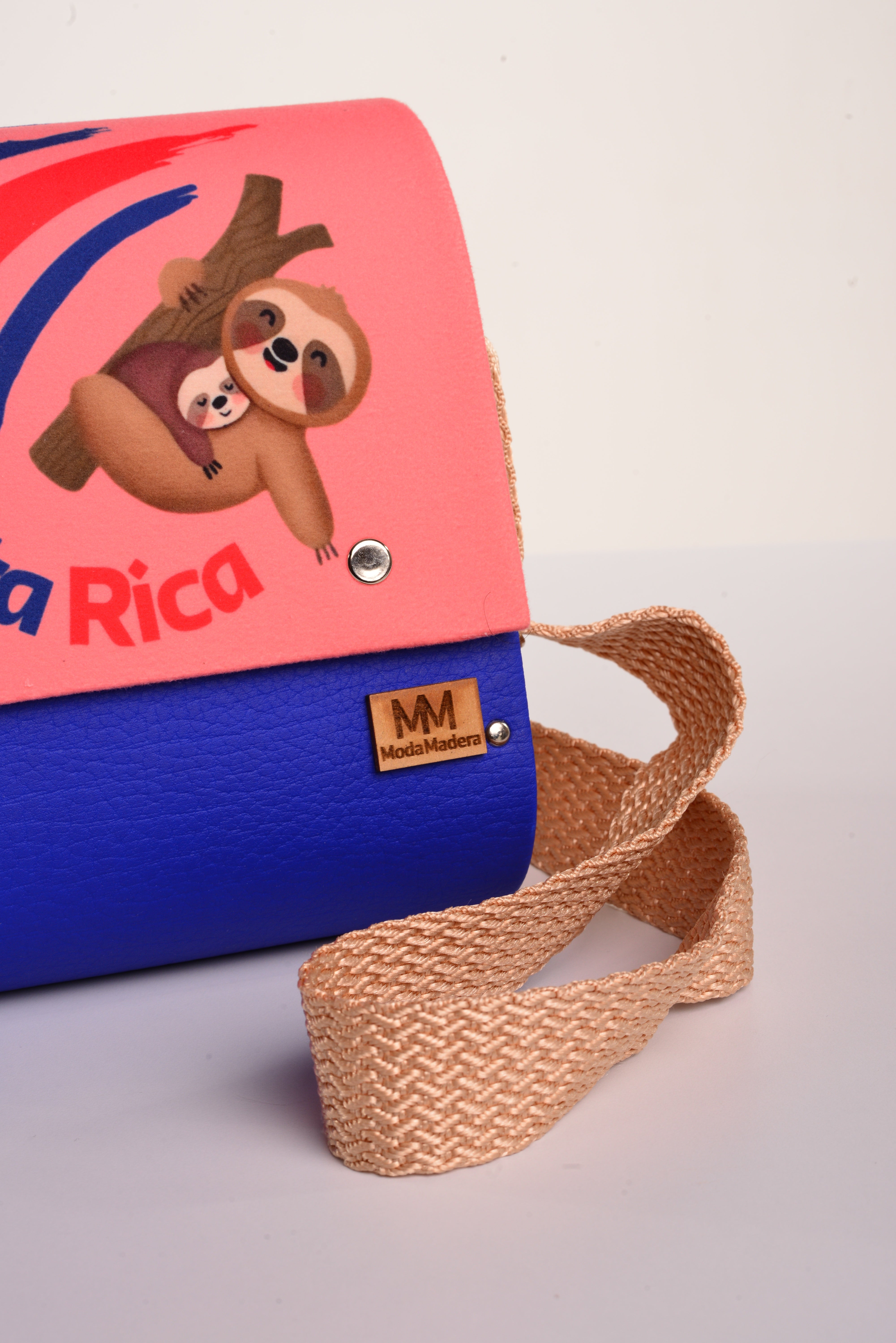 Bolso Único Costa Rica con acabado Hecho a mano de color Rojo cuerpo, solapa estampada fondo blanco elaborado en Madera recuperada (pino), telas y cuerinas de la marca MODA MADERA