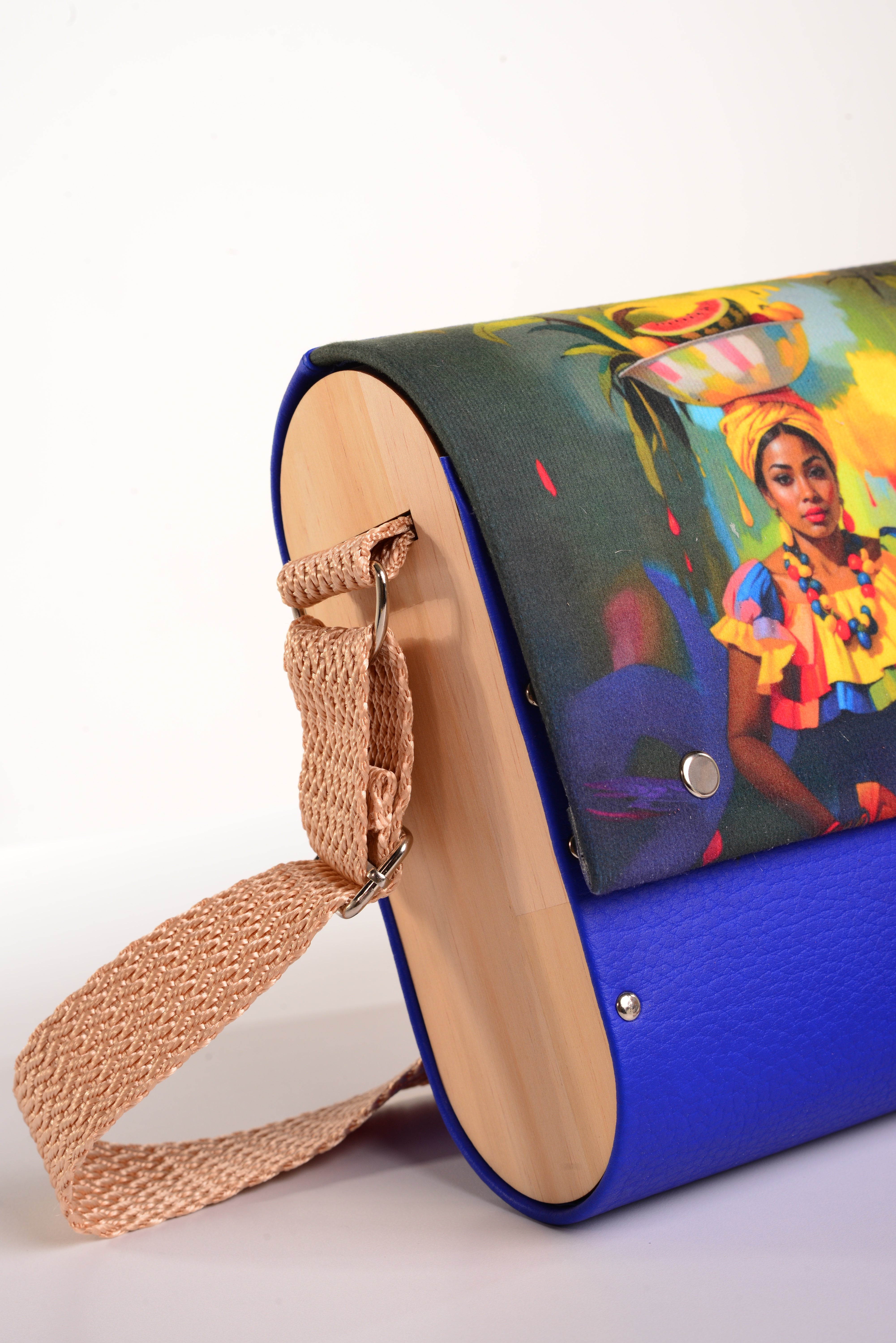 Bolso Palenquera con acabado Hecho a mano de color Amarillo cuerpo, solapa estampada elaborado en Madera recuperada (pino), telas y cuerinas de la marca MODA MADERA