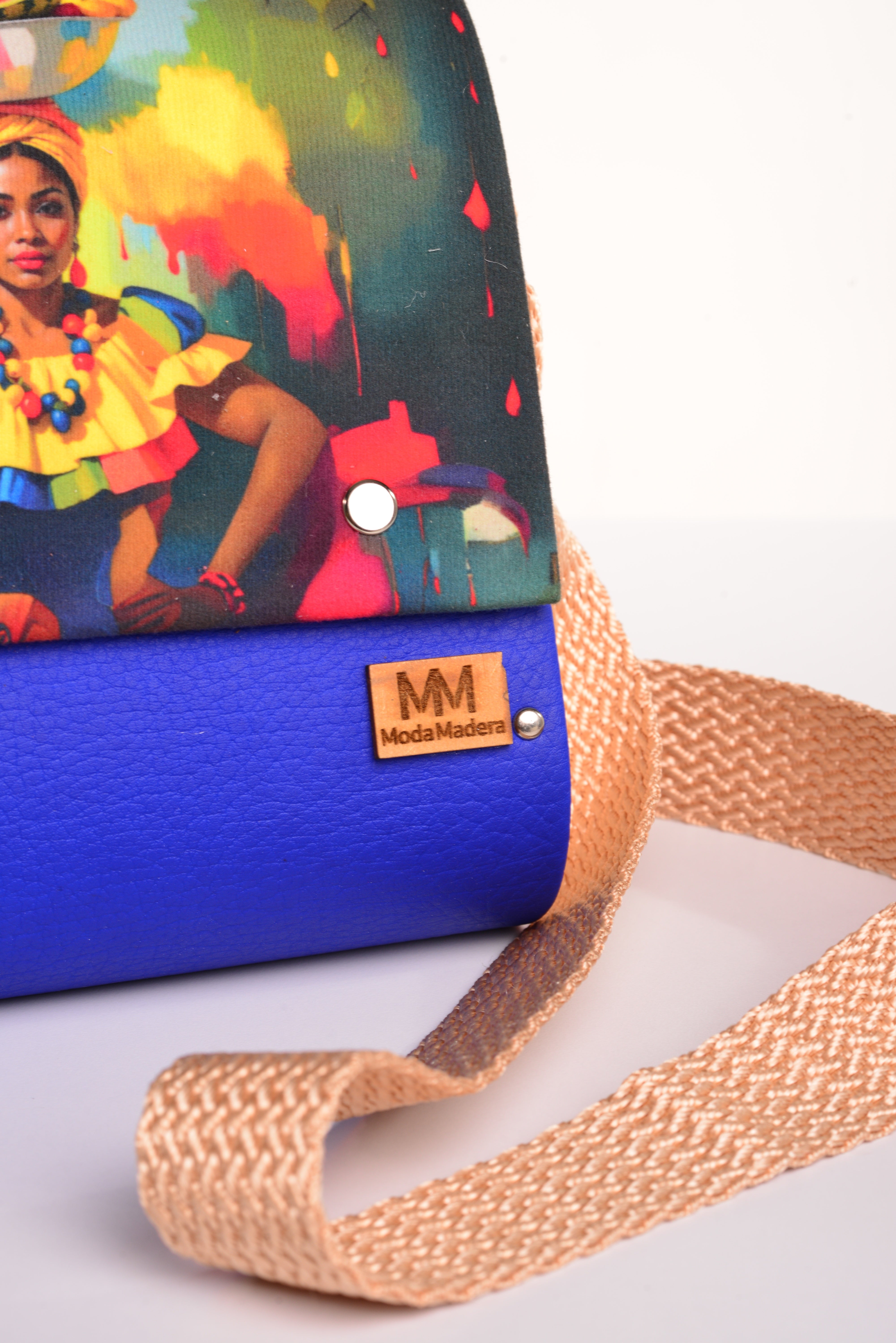 Bolso Palenquera con acabado Hecho a mano de color Amarillo cuerpo, solapa estampada elaborado en Madera recuperada (pino), telas y cuerinas de la marca MODA MADERA