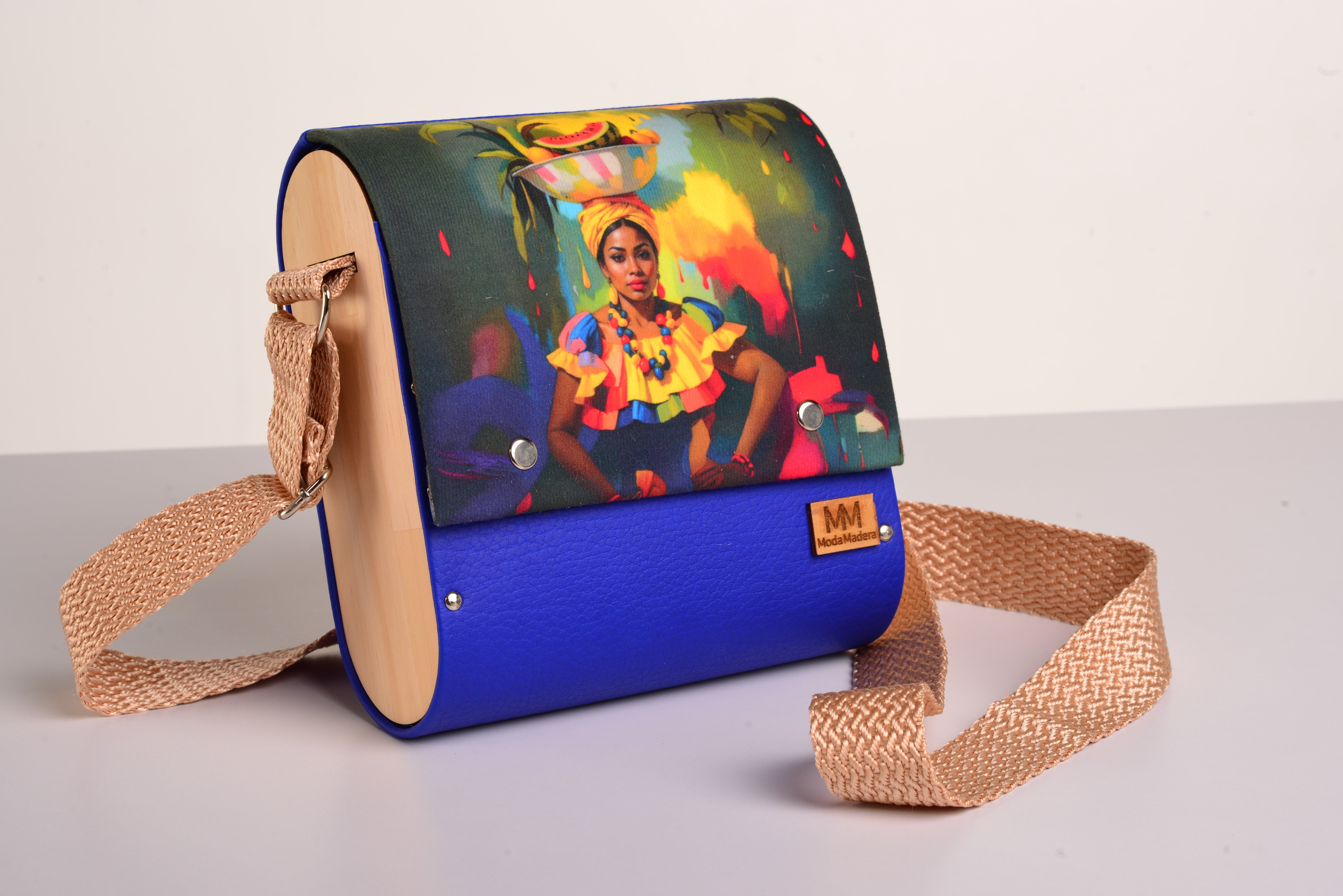 Bolso Palenquera con acabado Hecho a mano de color Amarillo cuerpo, solapa estampada elaborado en Madera recuperada (pino), telas y cuerinas de la marca MODA MADERA