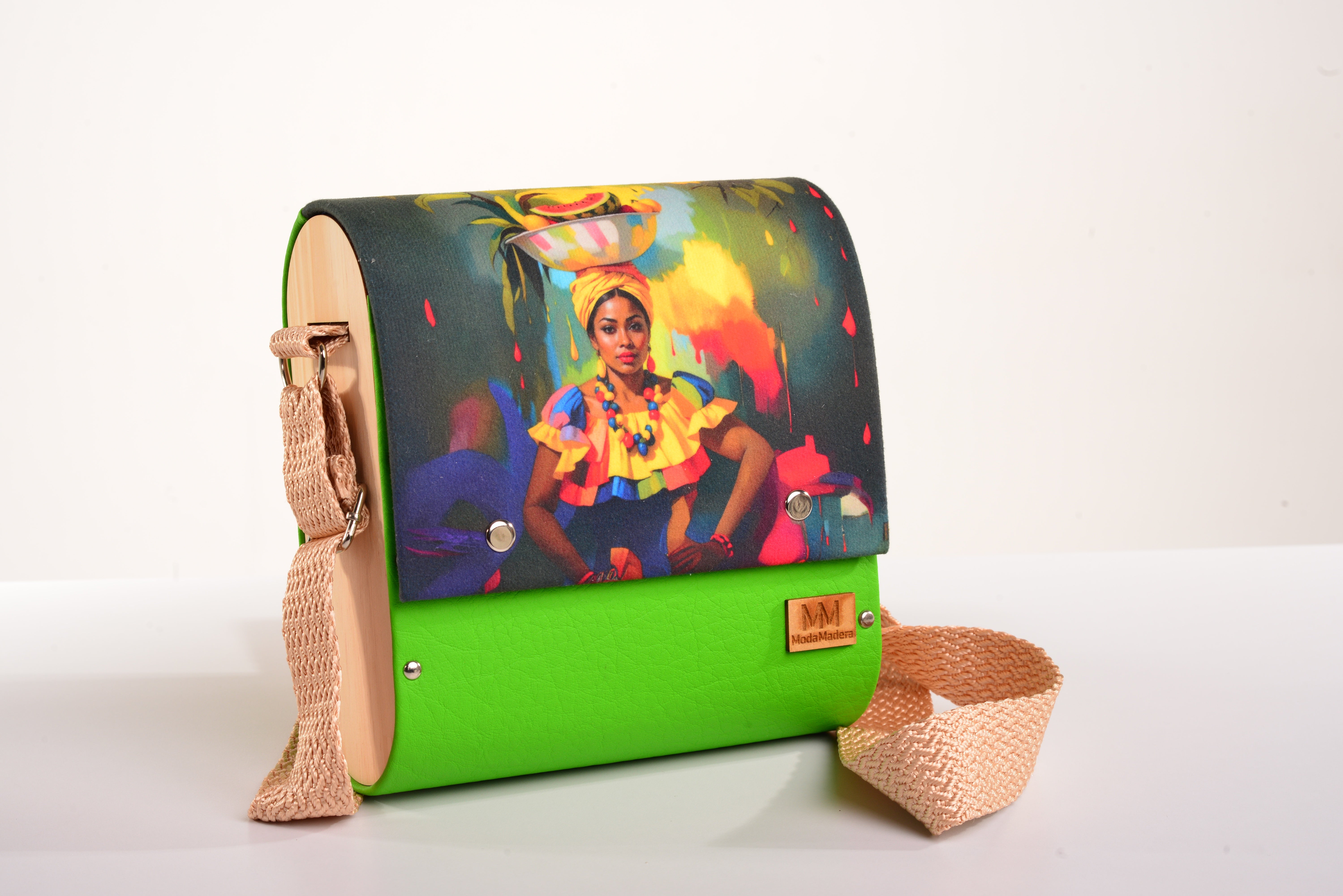 Bolso Palenquera con acabado Hecho a mano de color Amarillo cuerpo, solapa estampada elaborado en Madera recuperada (pino), telas y cuerinas de la marca MODA MADERA