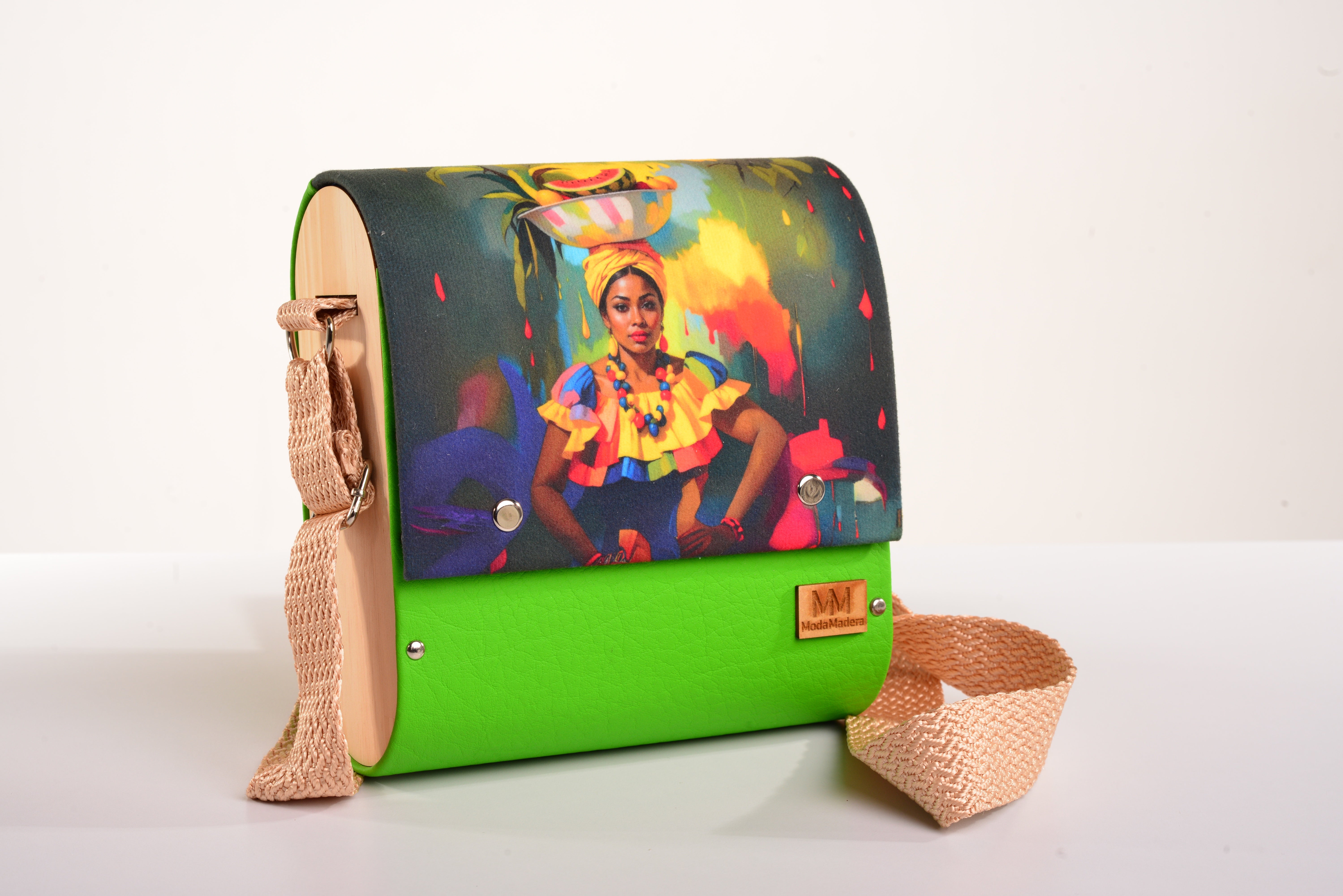 Bolso Palenquera con acabado Hecho a mano de color Amarillo cuerpo, solapa estampada elaborado en Madera recuperada (pino), telas y cuerinas de la marca MODA MADERA