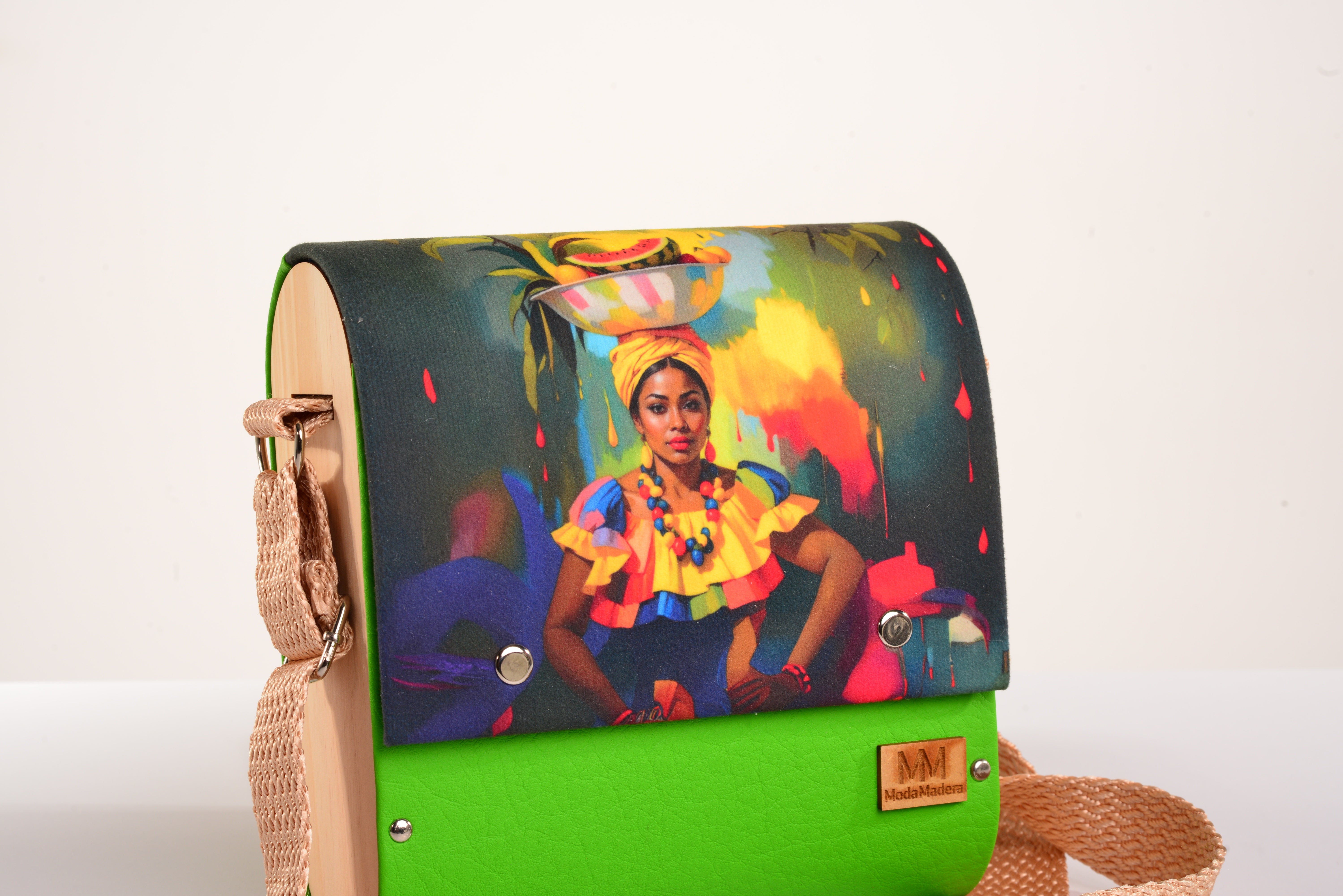 Bolso Palenquera con acabado Hecho a mano de color Amarillo cuerpo, solapa estampada elaborado en Madera recuperada (pino), telas y cuerinas de la marca MODA MADERA