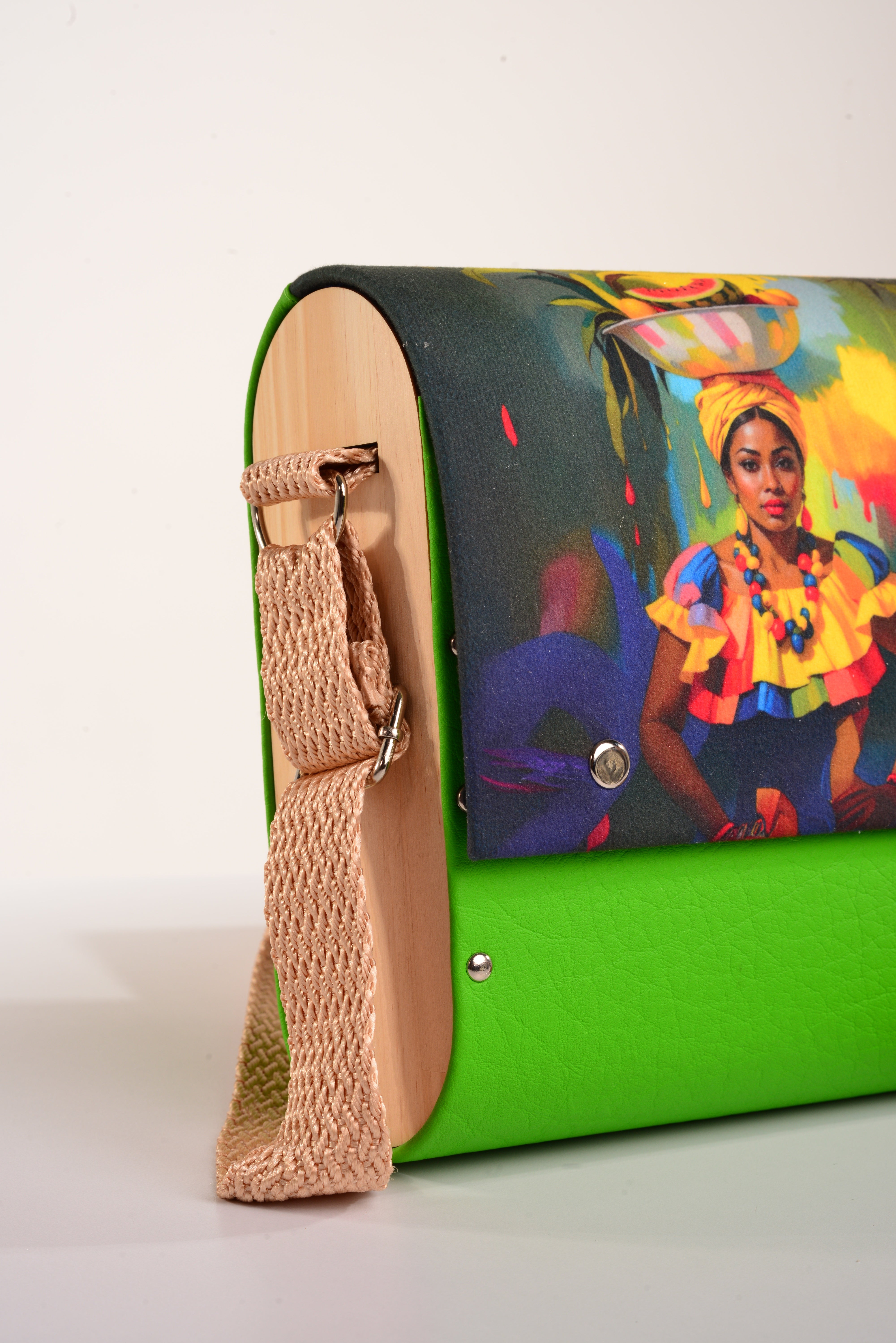 Bolso Palenquera con acabado Hecho a mano de color Amarillo cuerpo, solapa estampada elaborado en Madera recuperada (pino), telas y cuerinas de la marca MODA MADERA