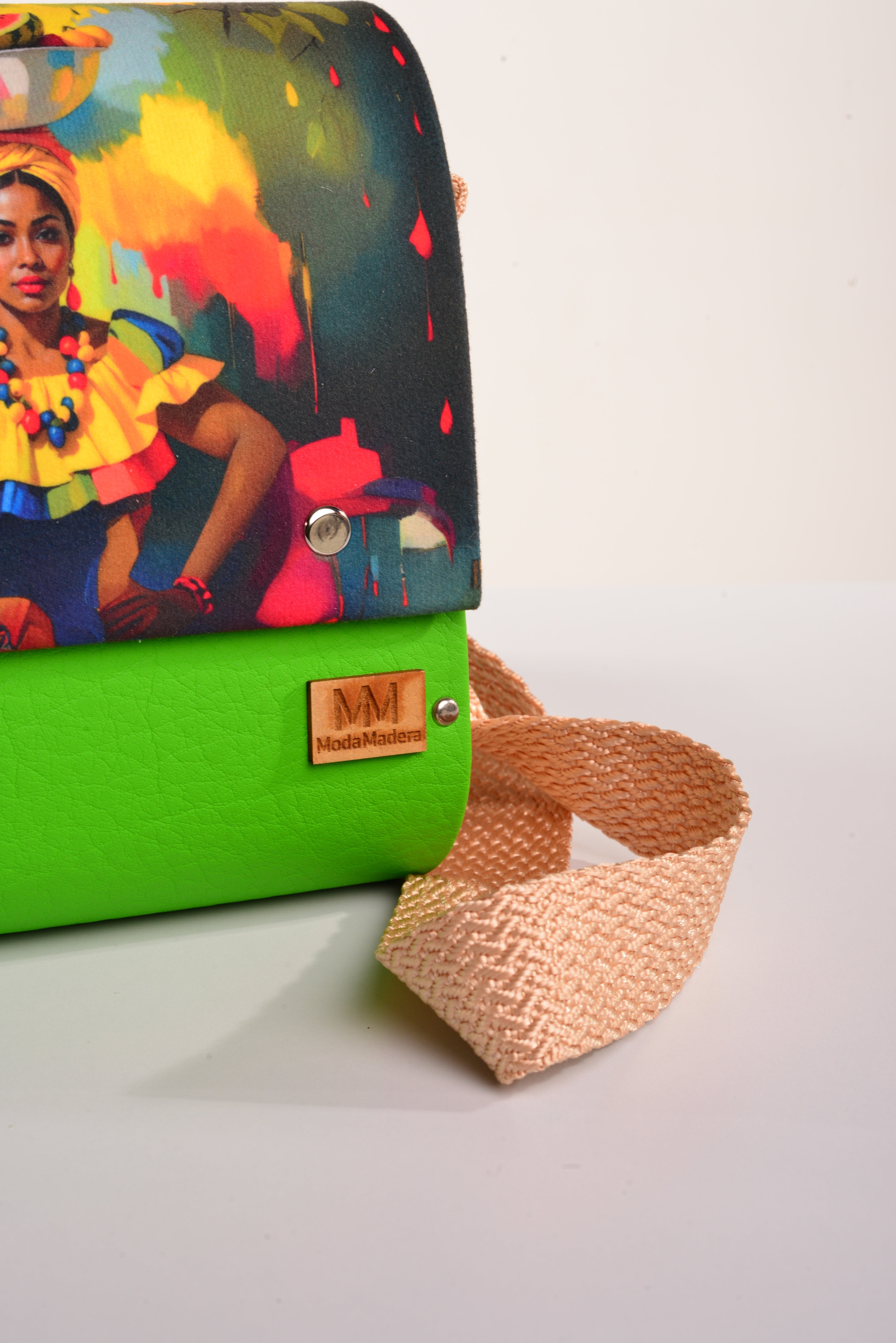 Bolso Palenquera con acabado Hecho a mano de color Amarillo cuerpo, solapa estampada elaborado en Madera recuperada (pino), telas y cuerinas de la marca MODA MADERA