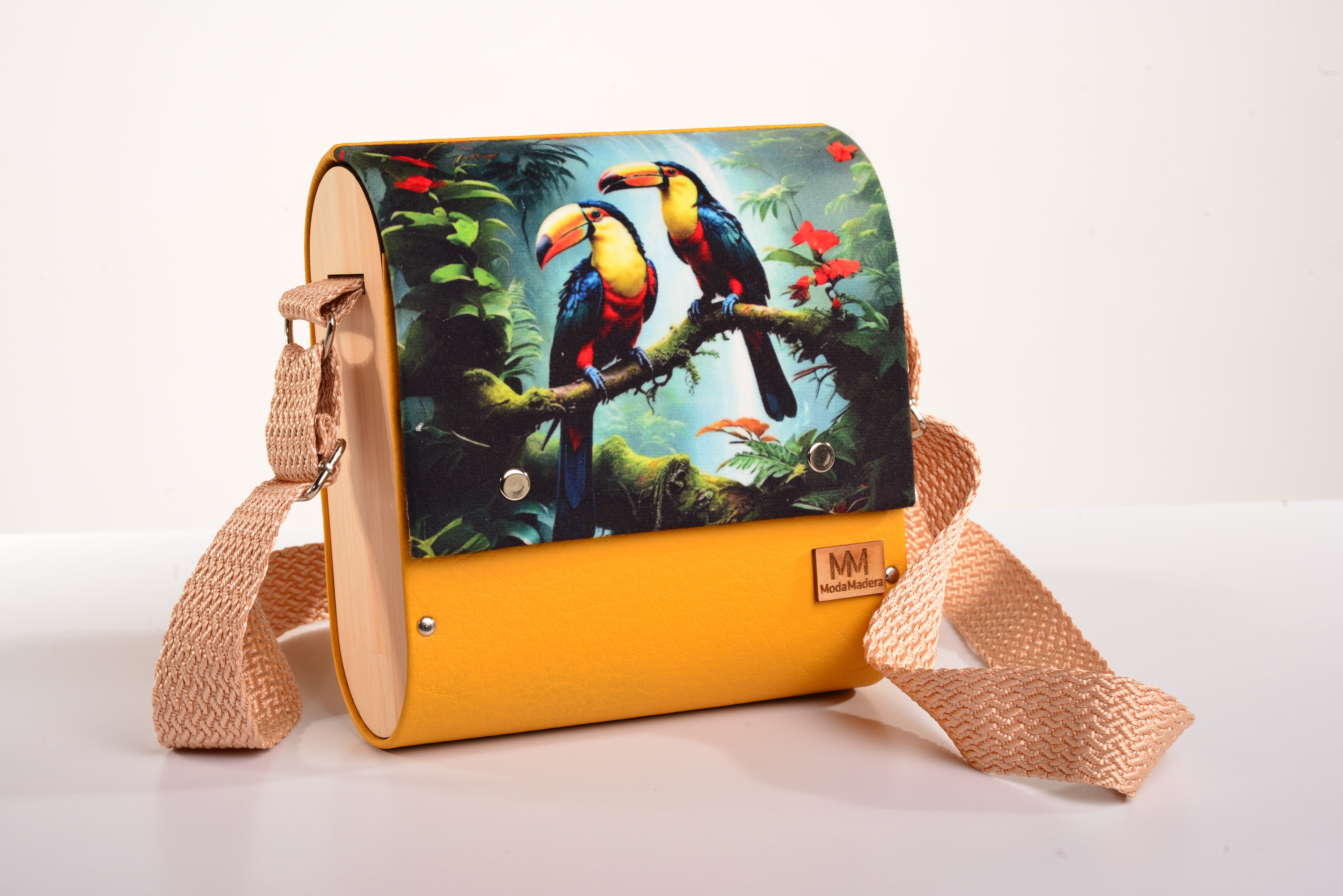 Bolso Pareja Guacamayas con acabado Hecho a mano de color Amarillo cuerpo, solapa estampada elaborado en Madera recuperada (pino), telas y cuerinas de la marca MODA MADERA
